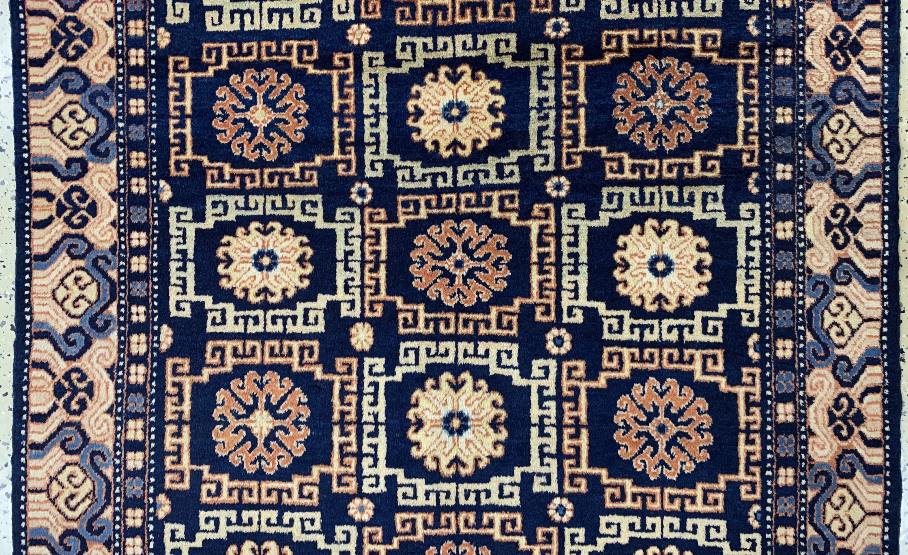 Detail b: Antiker Khotan, Turkestan, um 1900, Wolle auf Baumwolle, ca. 180 x 122 cm, gereinigt, EHZ: 2, (kleiner restaurierung)