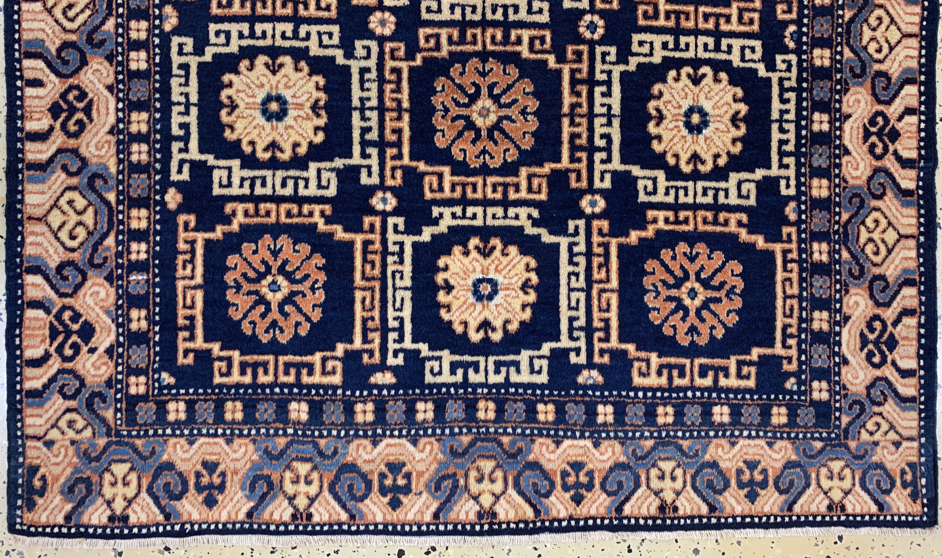 Detail c: Antiker Khotan, Turkestan, um 1900, Wolle auf Baumwolle, ca. 180 x 122 cm, gereinigt, EHZ: 2, (kleiner restaurierung)