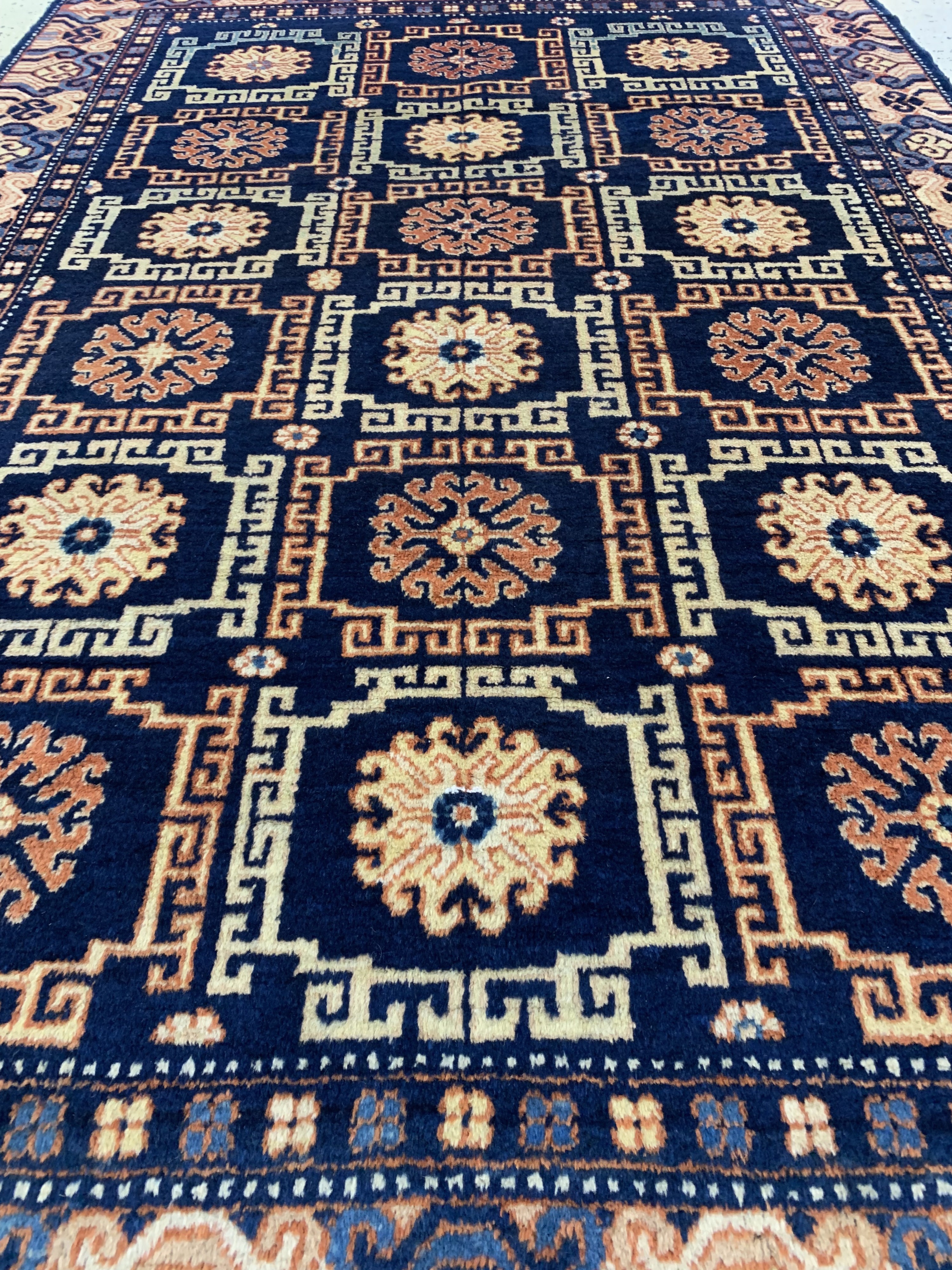 Detail e: Antiker Khotan, Turkestan, um 1900, Wolle auf Baumwolle, ca. 180 x 122 cm, gereinigt, EHZ: 2, (kleiner restaurierung)