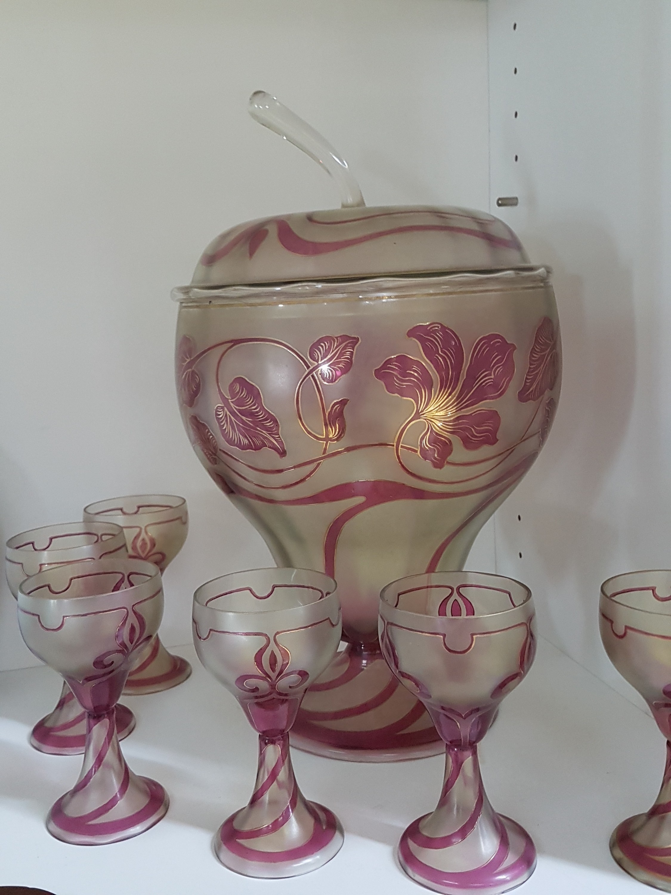Detail a: Jugendstil Bowleservice, Anfang 20.Jh., farbloses Glas, mattiert, roter Blattrankendekor, Goldstaffage, große Bowletopf mit Deckel, 6 Fußgläser, ...
