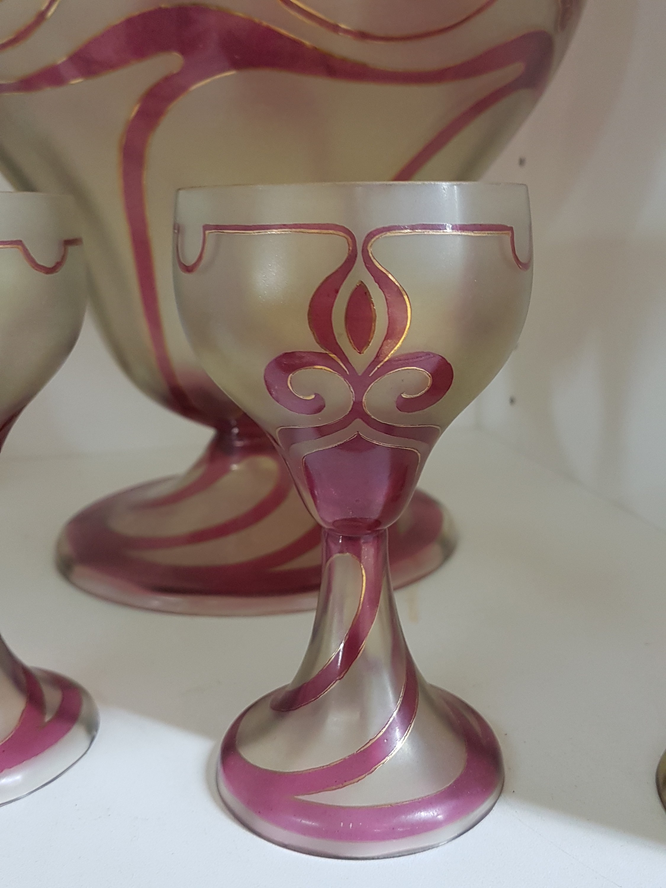 Detail b: Jugendstil Bowleservice, Anfang 20.Jh., farbloses Glas, mattiert, roter Blattrankendekor, Goldstaffage, große Bowletopf mit Deckel, 6 Fußgläser, ...