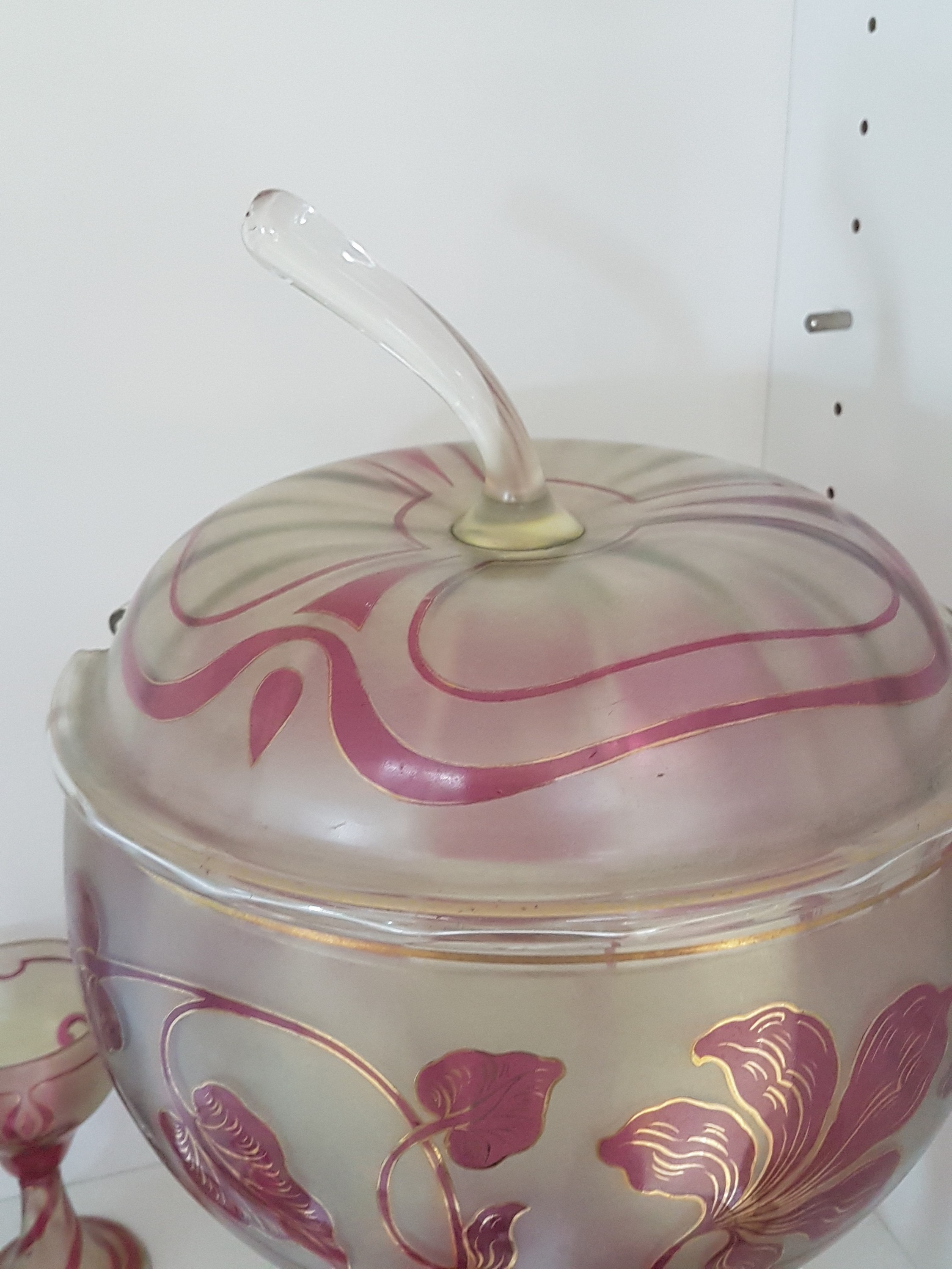 Detail c: Jugendstil Bowleservice, Anfang 20.Jh., farbloses Glas, mattiert, roter Blattrankendekor, Goldstaffage, große Bowletopf mit Deckel, 6 Fußgläser, ...