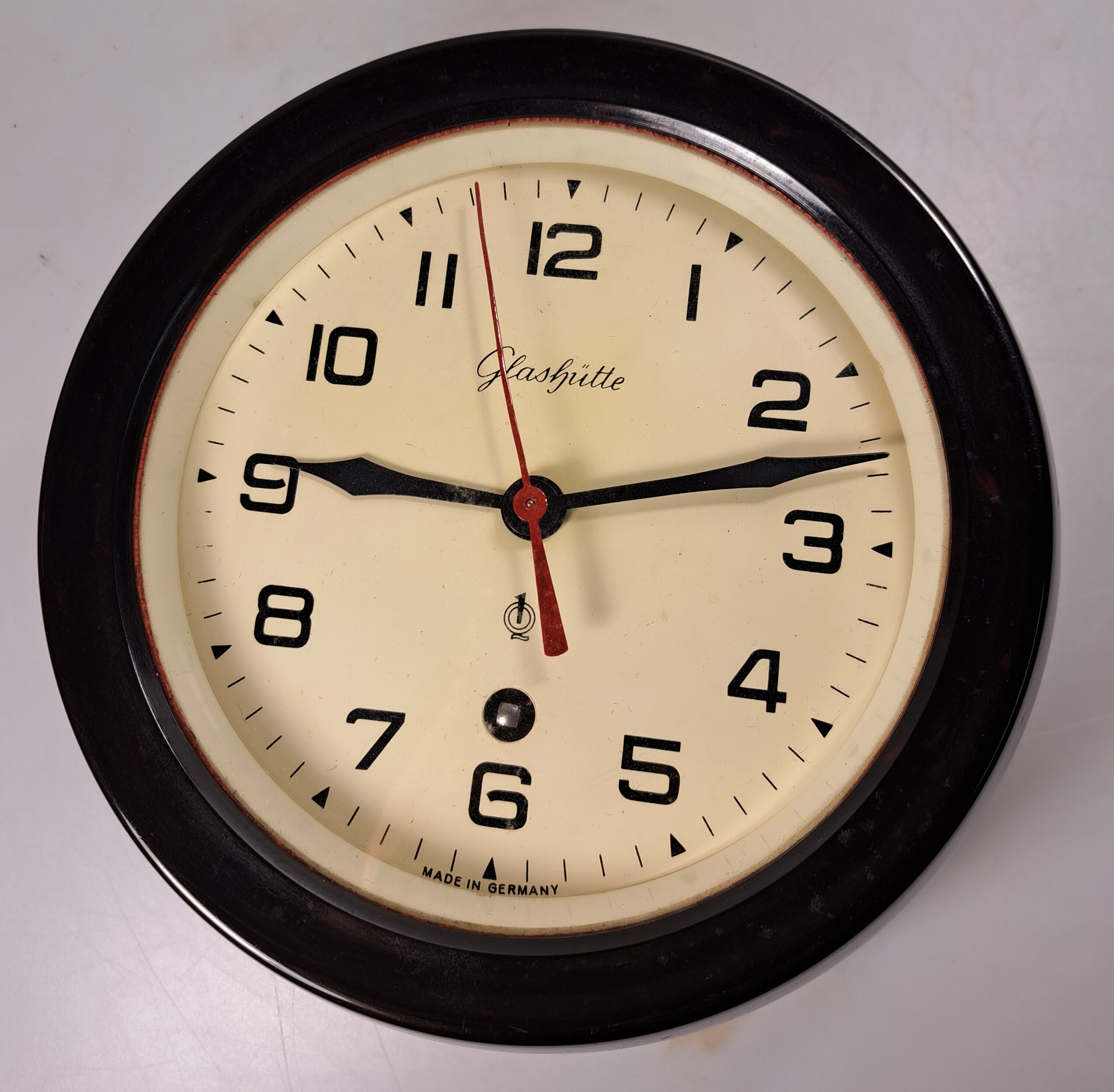 Detail a: Schiffsuhr, Marke Glashütte, Bakelitgehäuse, Glasdeckel (zu öffnen mit Uhrschlüssel, dieser fehlt), Zifferblatt farblich gefasst, Zentralsekunde ...