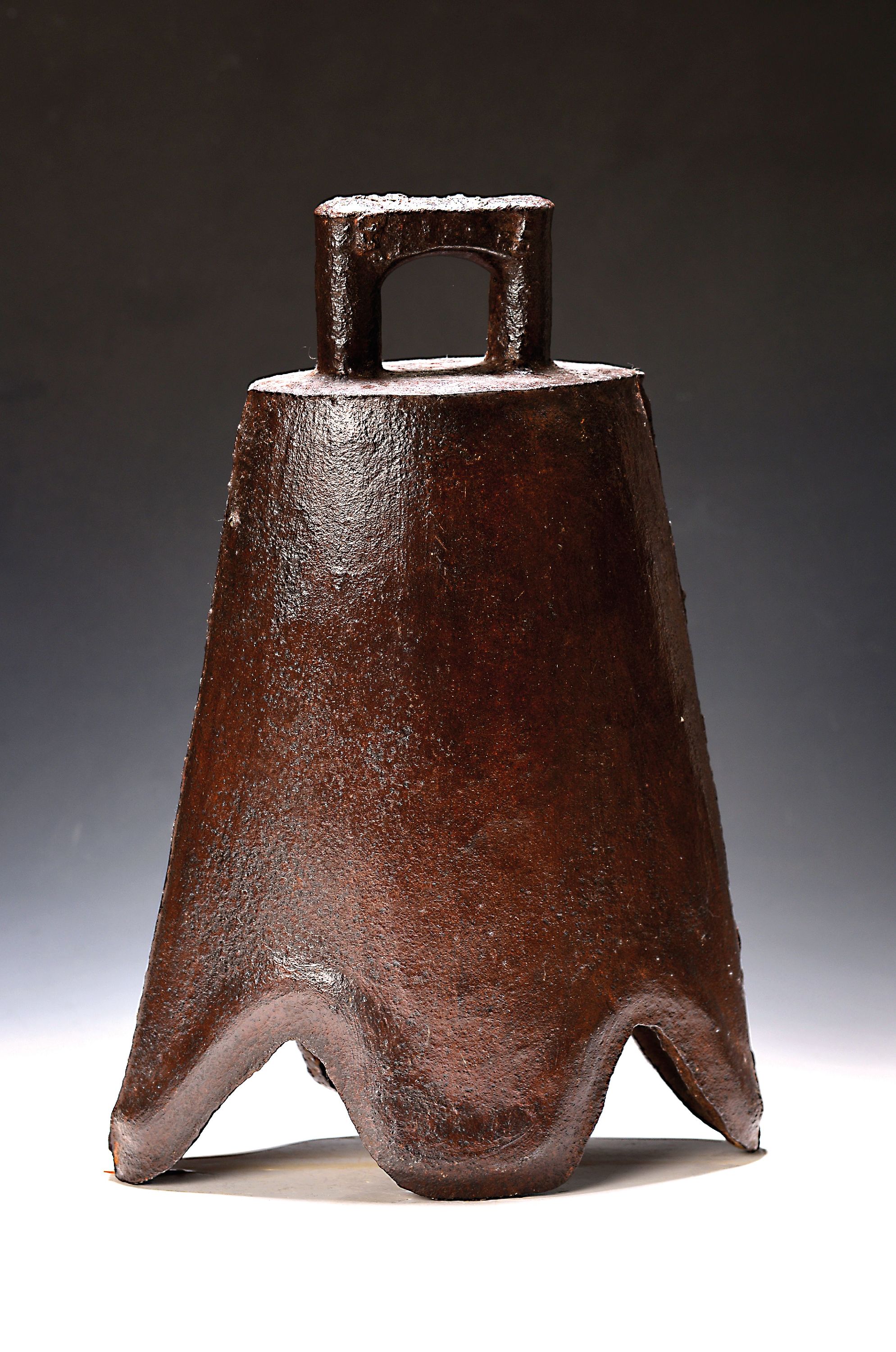 Image 27008634 - Große Glocke, Himalaya, 20.Jh., Eisenguß, ohne Klöppel, H. 40 cm