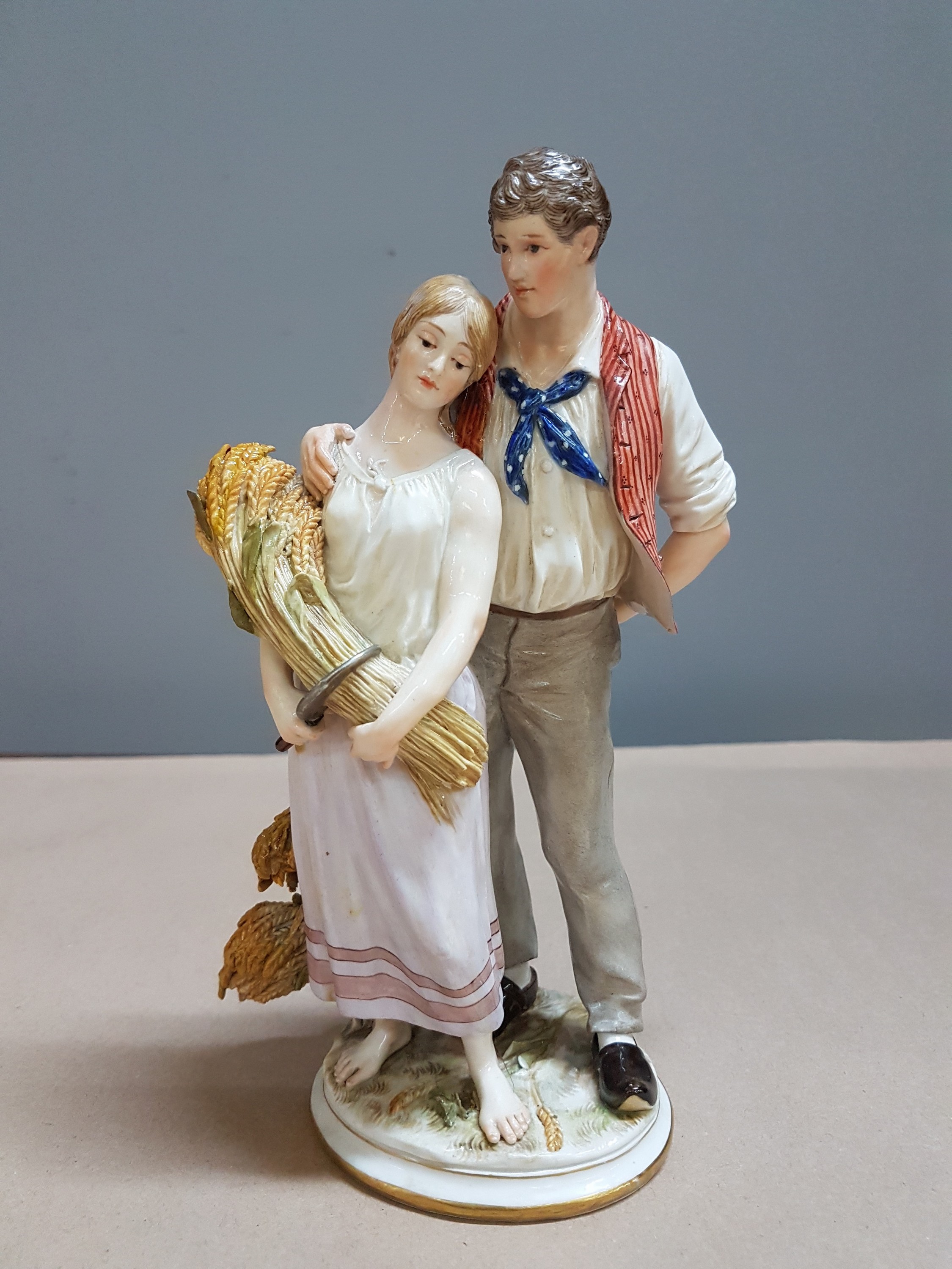 Detail a: Porzellanfigur "Ländliche Liebe", Meissen, Entwurf Gustave Deloy, 1895-95, Modellnr. P164, Bauernpaar mit Ähren, bunt bemalt, an den ...
