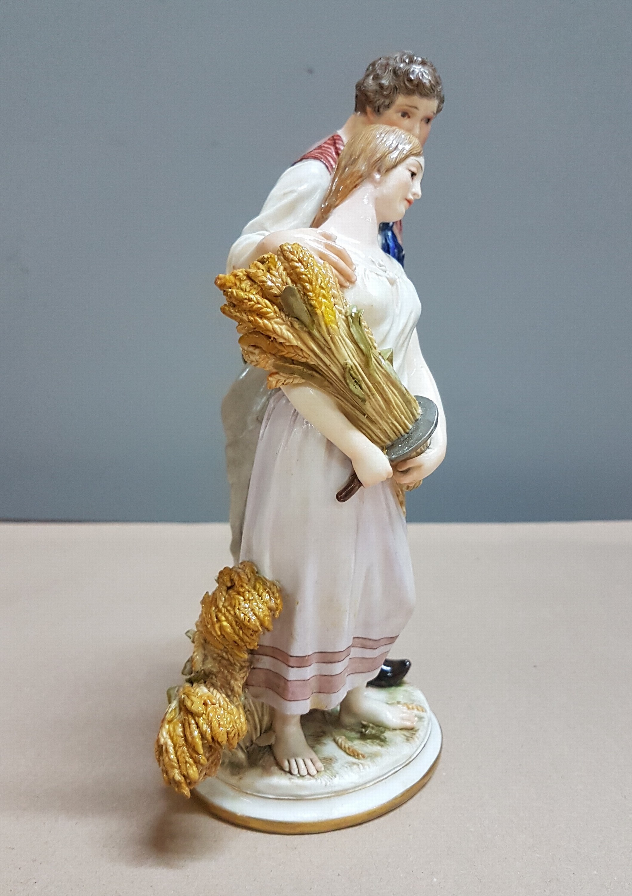 Detail b: Porzellanfigur "Ländliche Liebe", Meissen, Entwurf Gustave Deloy, 1895-95, Modellnr. P164, Bauernpaar mit Ähren, bunt bemalt, an den ...