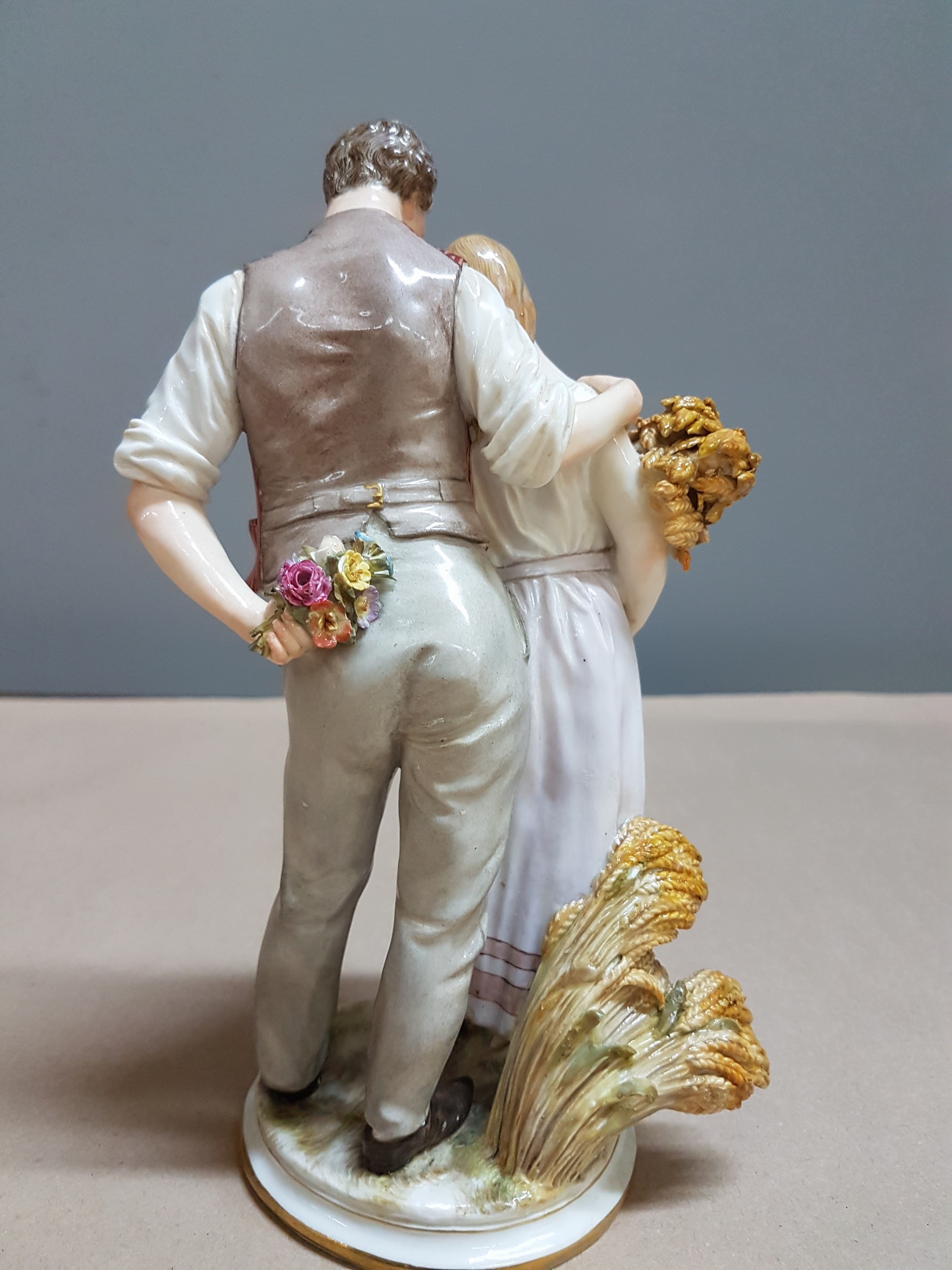 Detail c: Porzellanfigur "Ländliche Liebe", Meissen, Entwurf Gustave Deloy, 1895-95, Modellnr. P164, Bauernpaar mit Ähren, bunt bemalt, an den ...