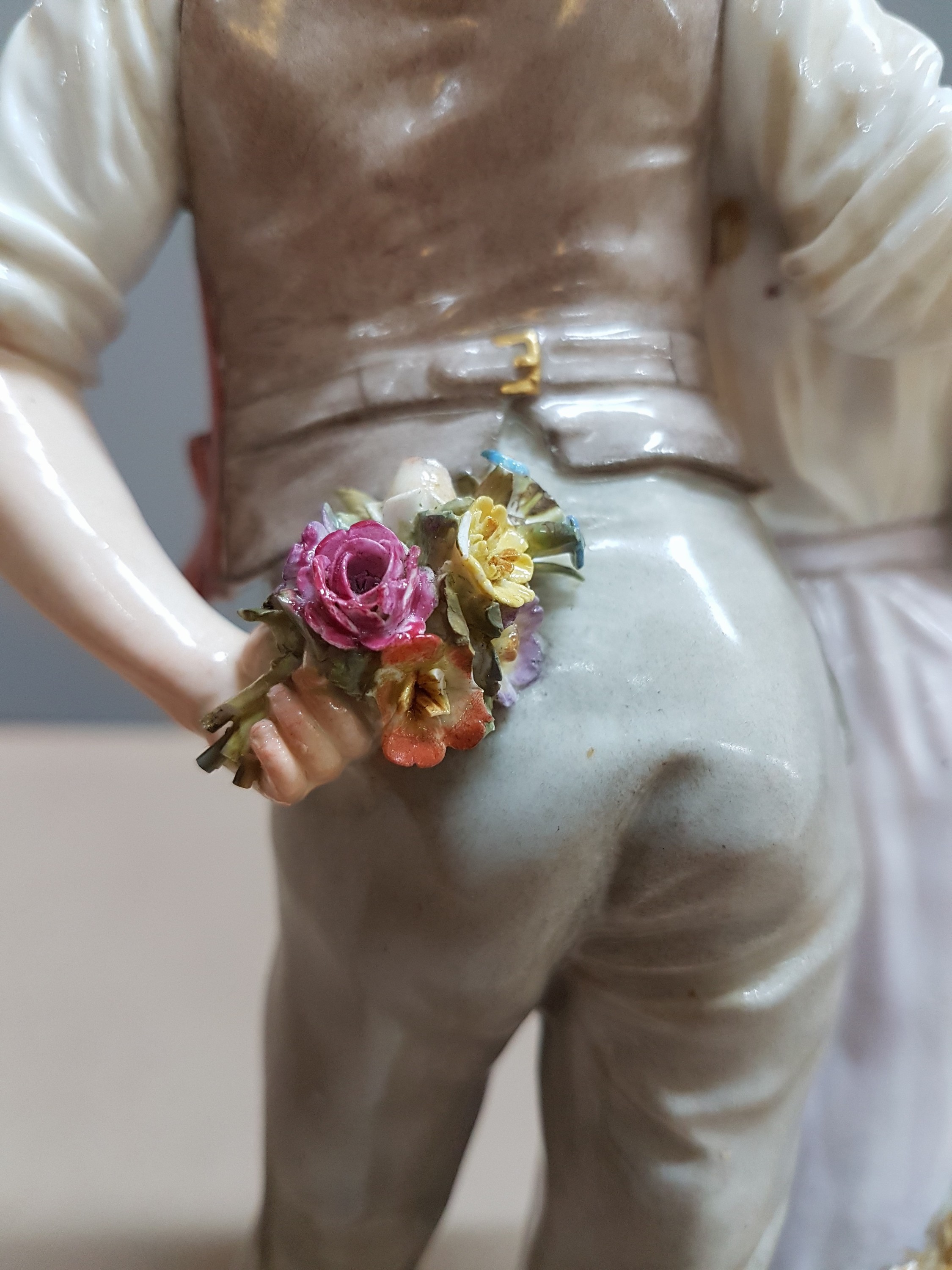 Detail d: Porzellanfigur "Ländliche Liebe", Meissen, Entwurf Gustave Deloy, 1895-95, Modellnr. P164, Bauernpaar mit Ähren, bunt bemalt, an den ...