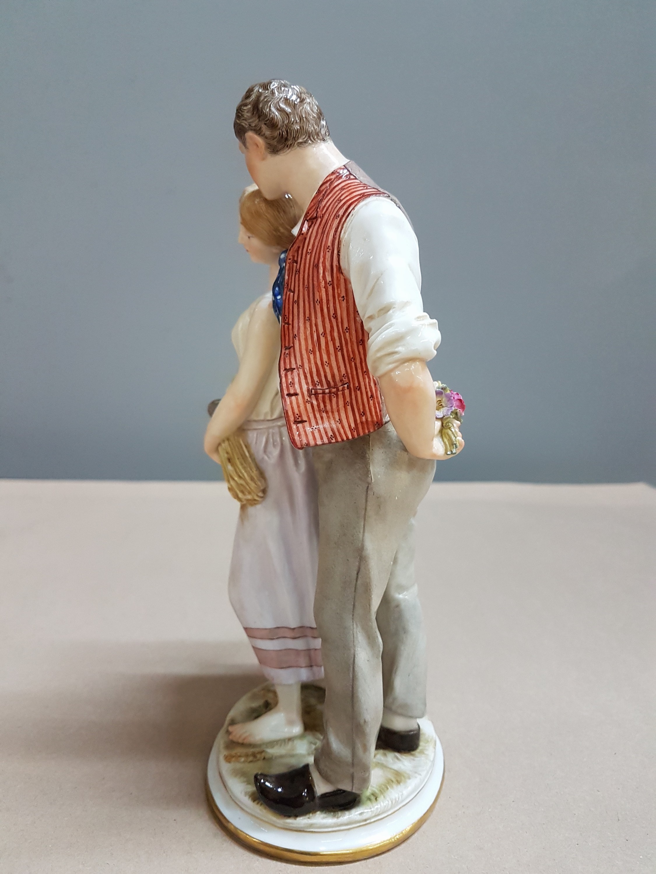 Detail e: Porzellanfigur "Ländliche Liebe", Meissen, Entwurf Gustave Deloy, 1895-95, Modellnr. P164, Bauernpaar mit Ähren, bunt bemalt, an den ...