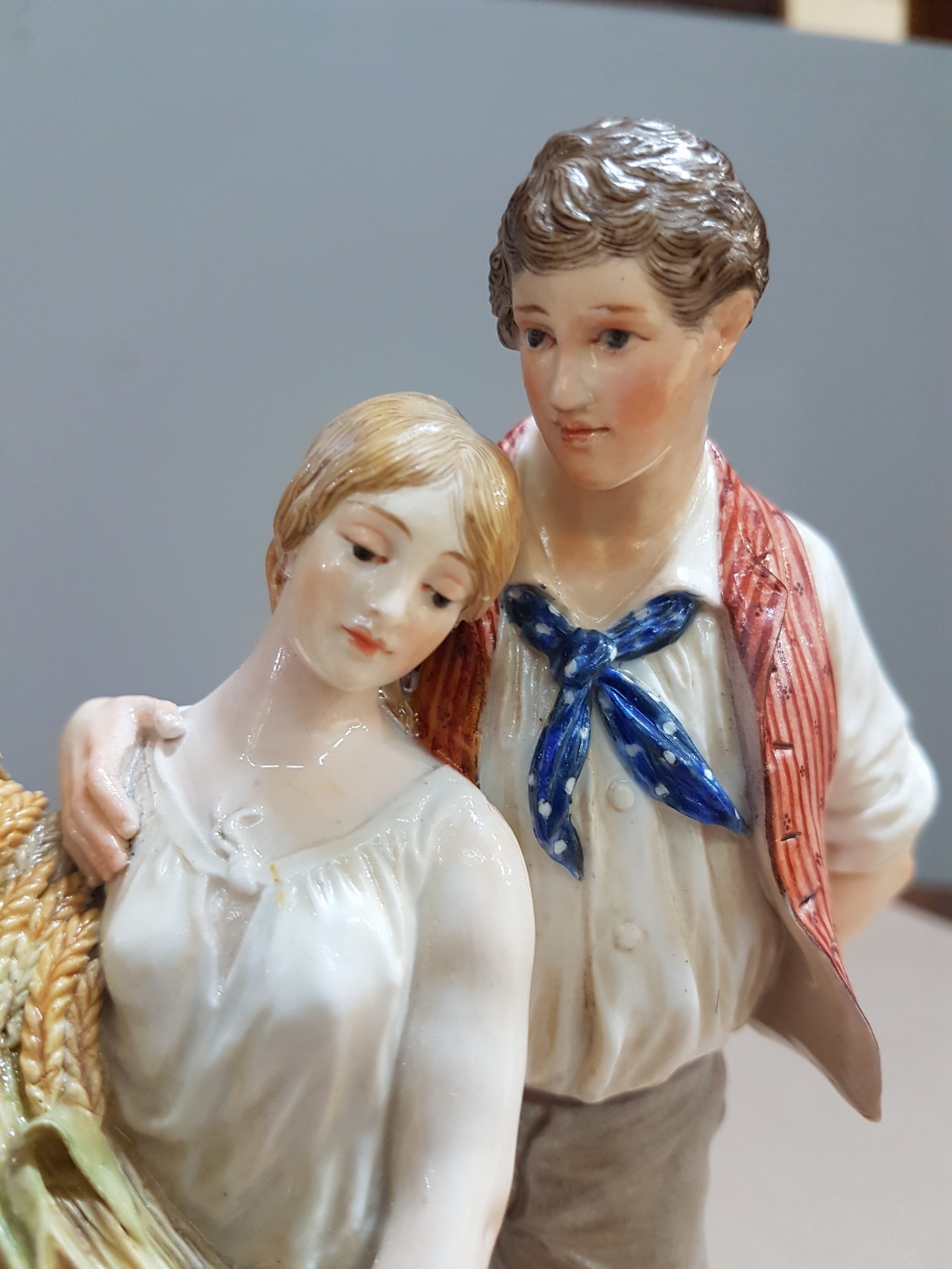 Detail f: Porzellanfigur "Ländliche Liebe", Meissen, Entwurf Gustave Deloy, 1895-95, Modellnr. P164, Bauernpaar mit Ähren, bunt bemalt, an den ...