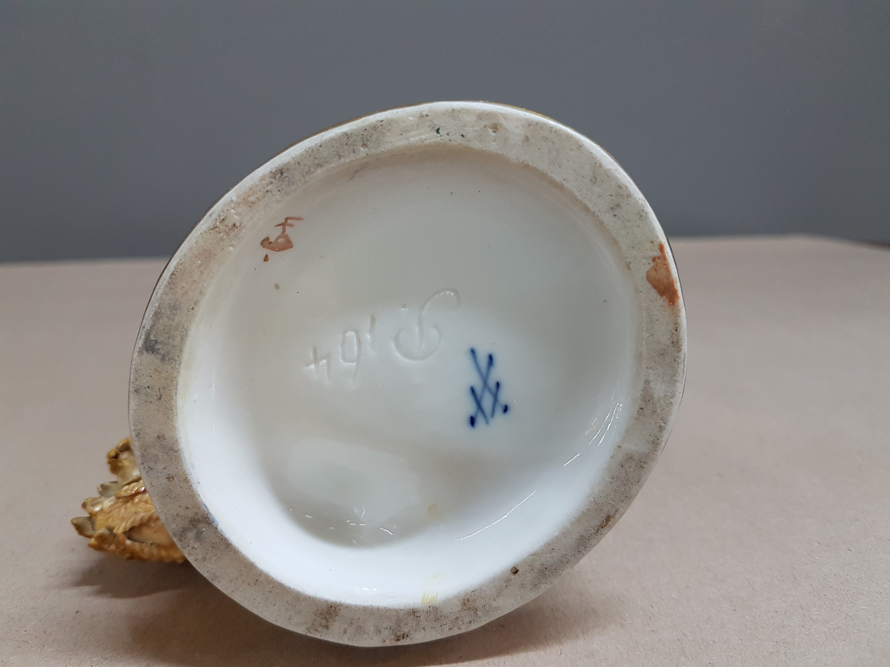 Detail g: Porzellanfigur "Ländliche Liebe", Meissen, Entwurf Gustave Deloy, 1895-95, Modellnr. P164, Bauernpaar mit Ähren, bunt bemalt, an den ...