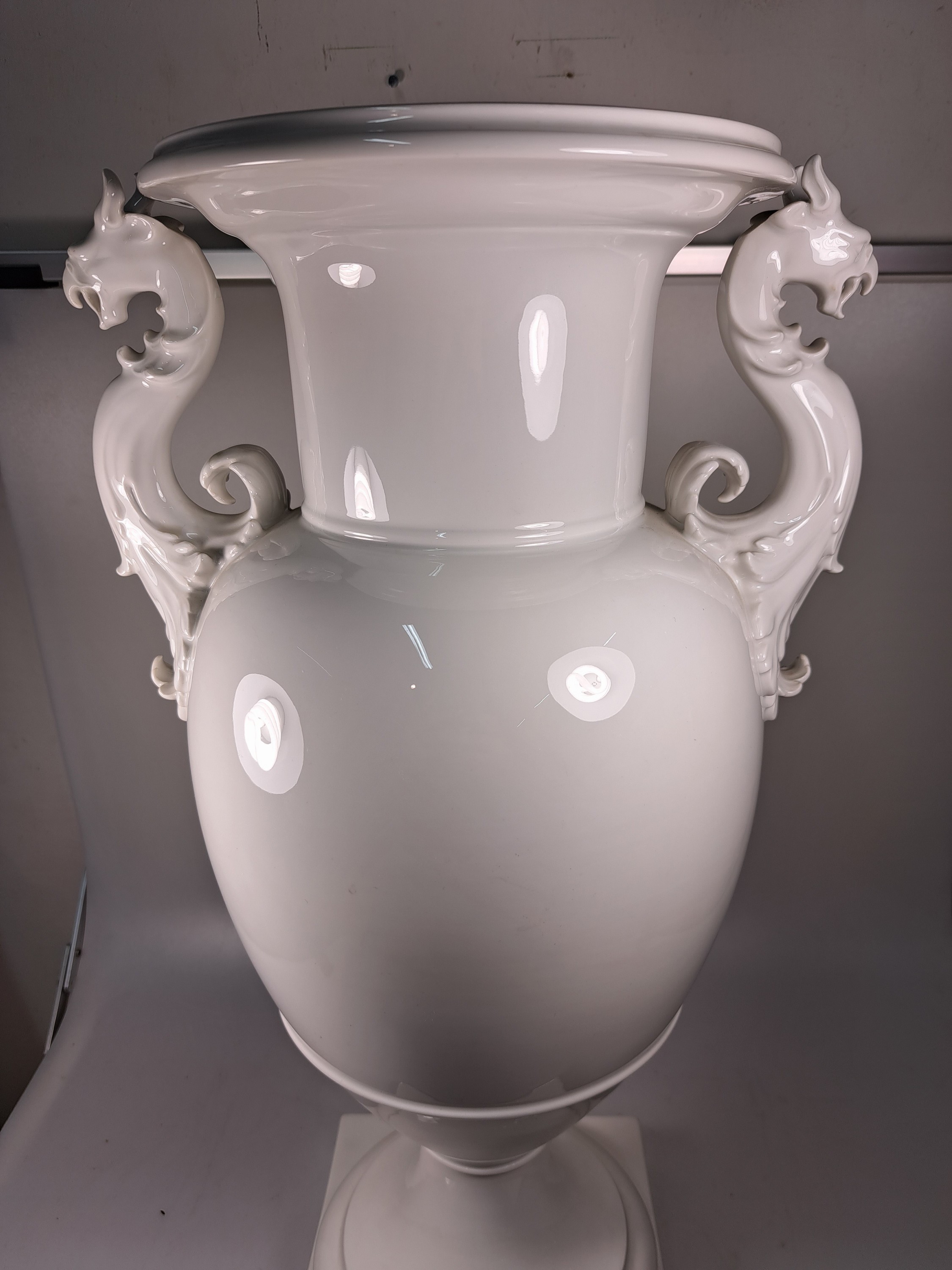 Detail a: Große Doppelhenkelvase, KPM Berlin, 20.Jh., Weißporzellan, Doppelhenkel in Form klassizistischer Greifen, H. 51 cm
