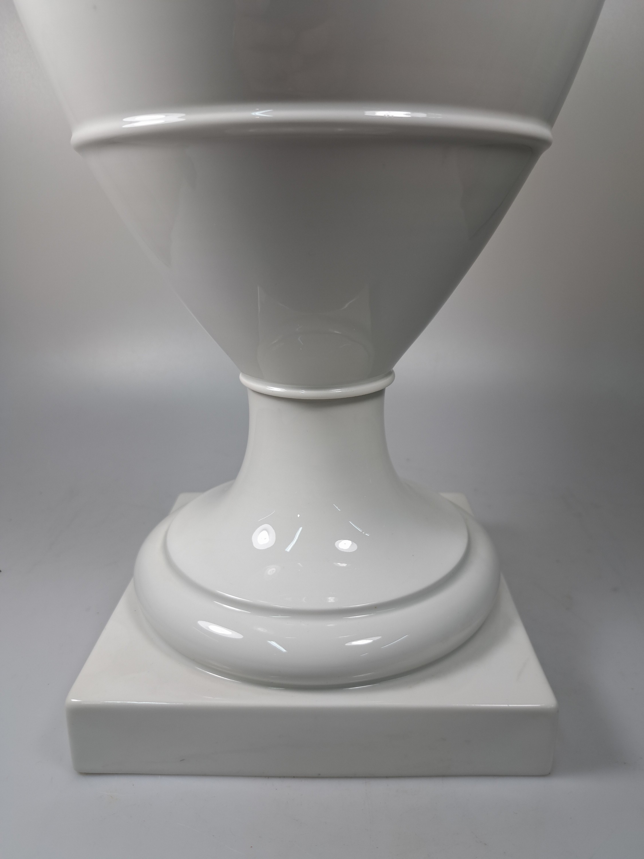 Detail b: Große Doppelhenkelvase, KPM Berlin, 20.Jh., Weißporzellan, Doppelhenkel in Form klassizistischer Greifen, H. 51 cm