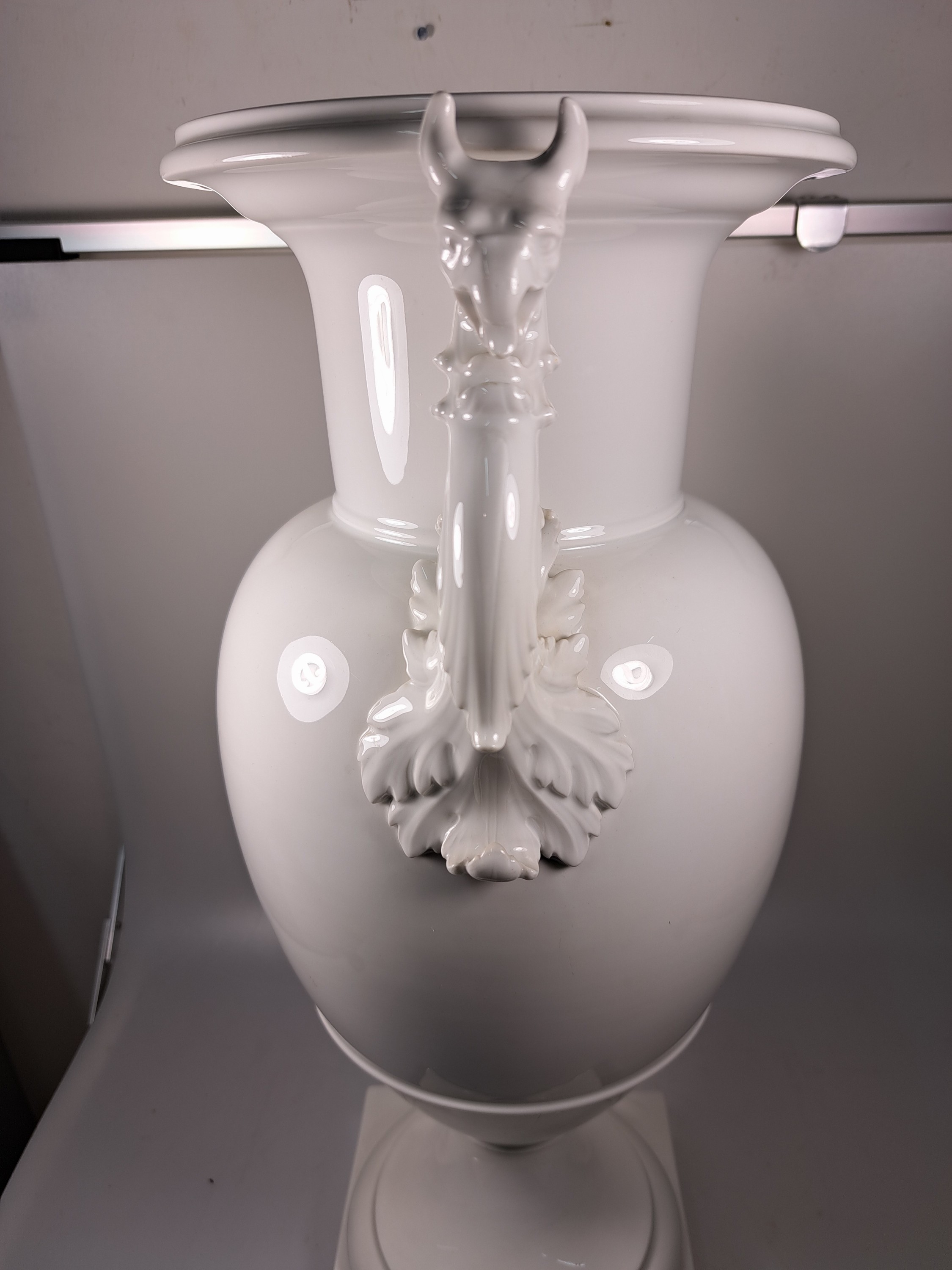 Detail c: Große Doppelhenkelvase, KPM Berlin, 20.Jh., Weißporzellan, Doppelhenkel in Form klassizistischer Greifen, H. 51 cm