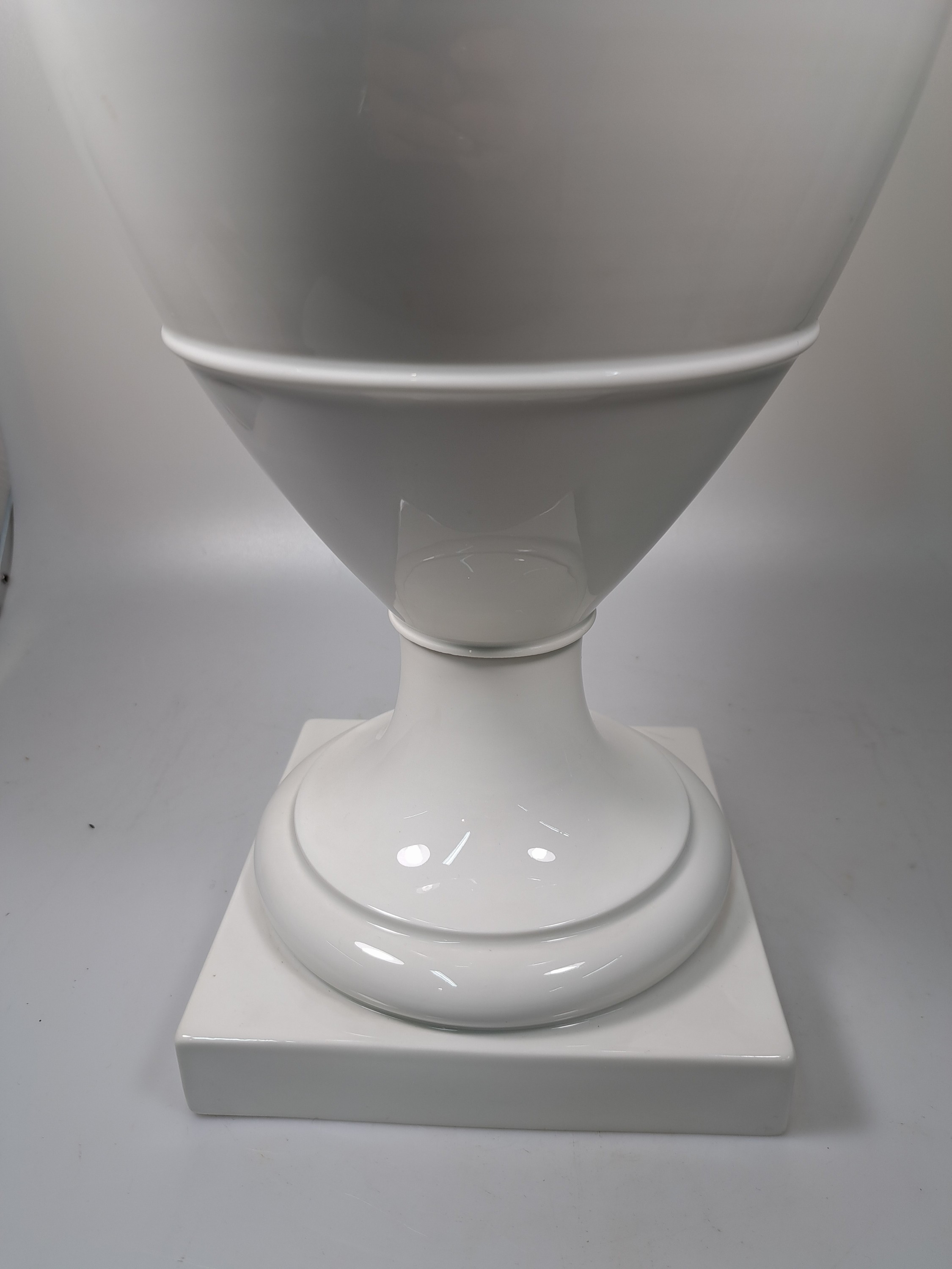 Detail d: Große Doppelhenkelvase, KPM Berlin, 20.Jh., Weißporzellan, Doppelhenkel in Form klassizistischer Greifen, H. 51 cm