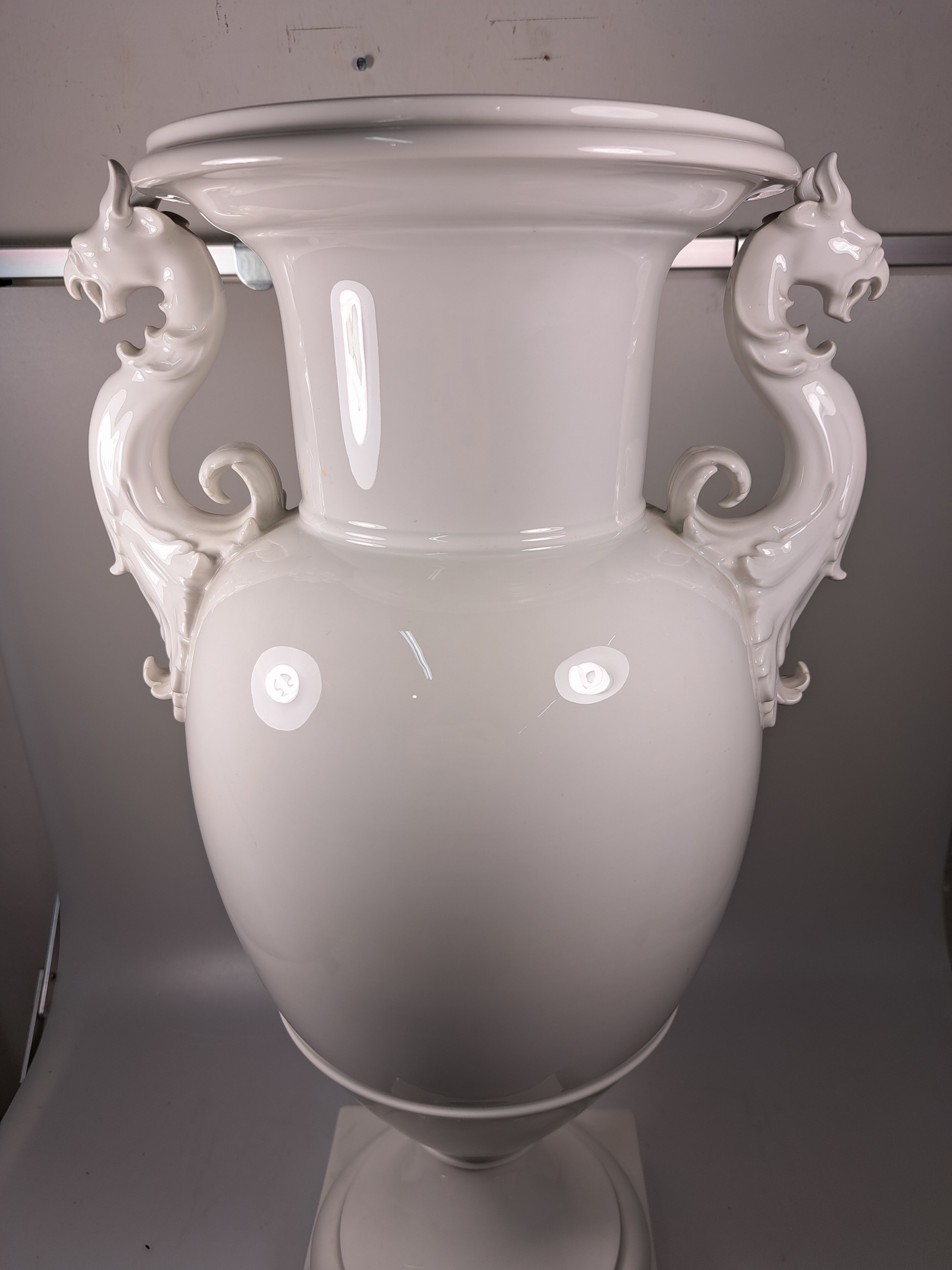 Detail e: Große Doppelhenkelvase, KPM Berlin, 20.Jh., Weißporzellan, Doppelhenkel in Form klassizistischer Greifen, H. 51 cm
