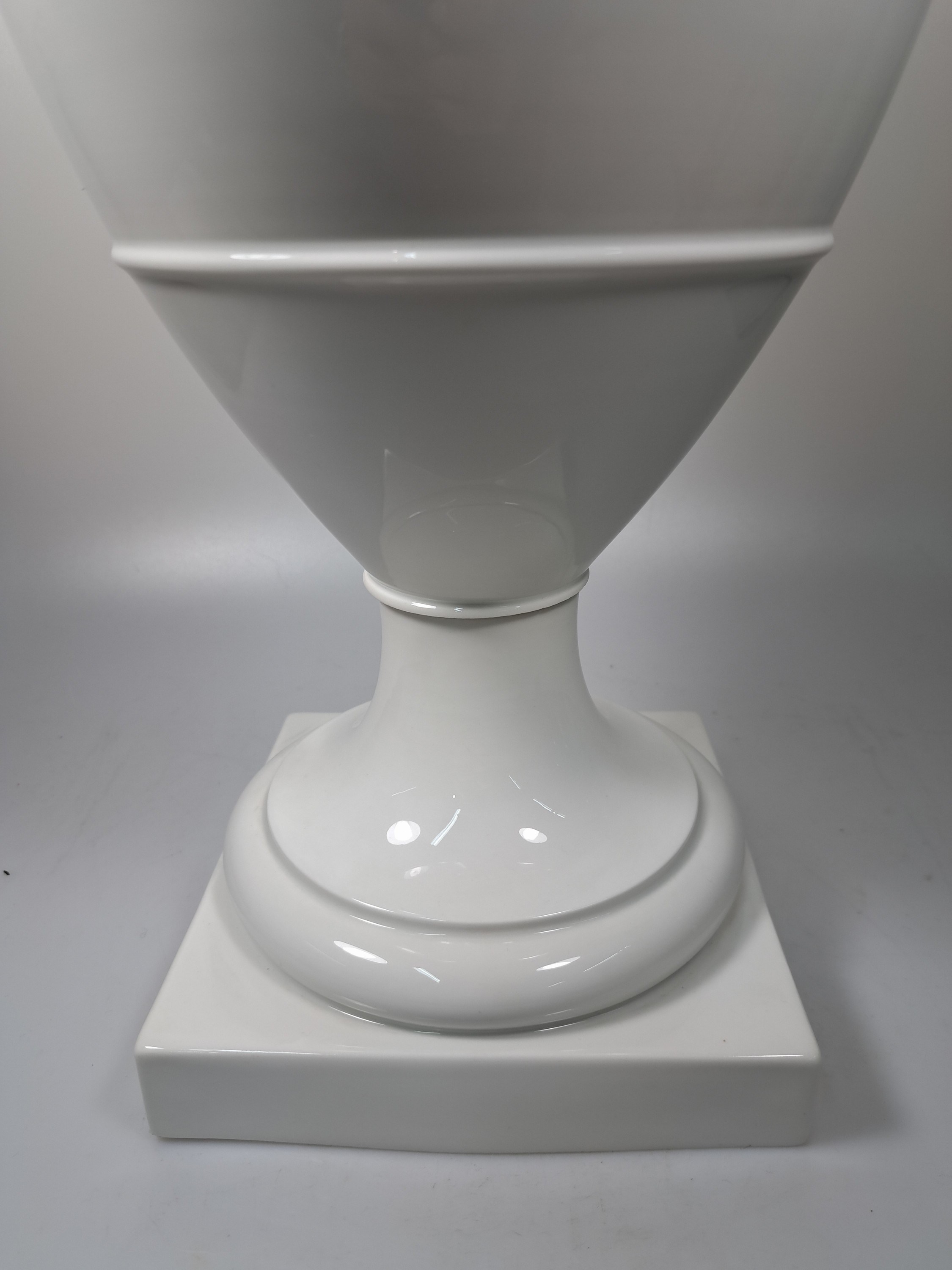 Detail f: Große Doppelhenkelvase, KPM Berlin, 20.Jh., Weißporzellan, Doppelhenkel in Form klassizistischer Greifen, H. 51 cm