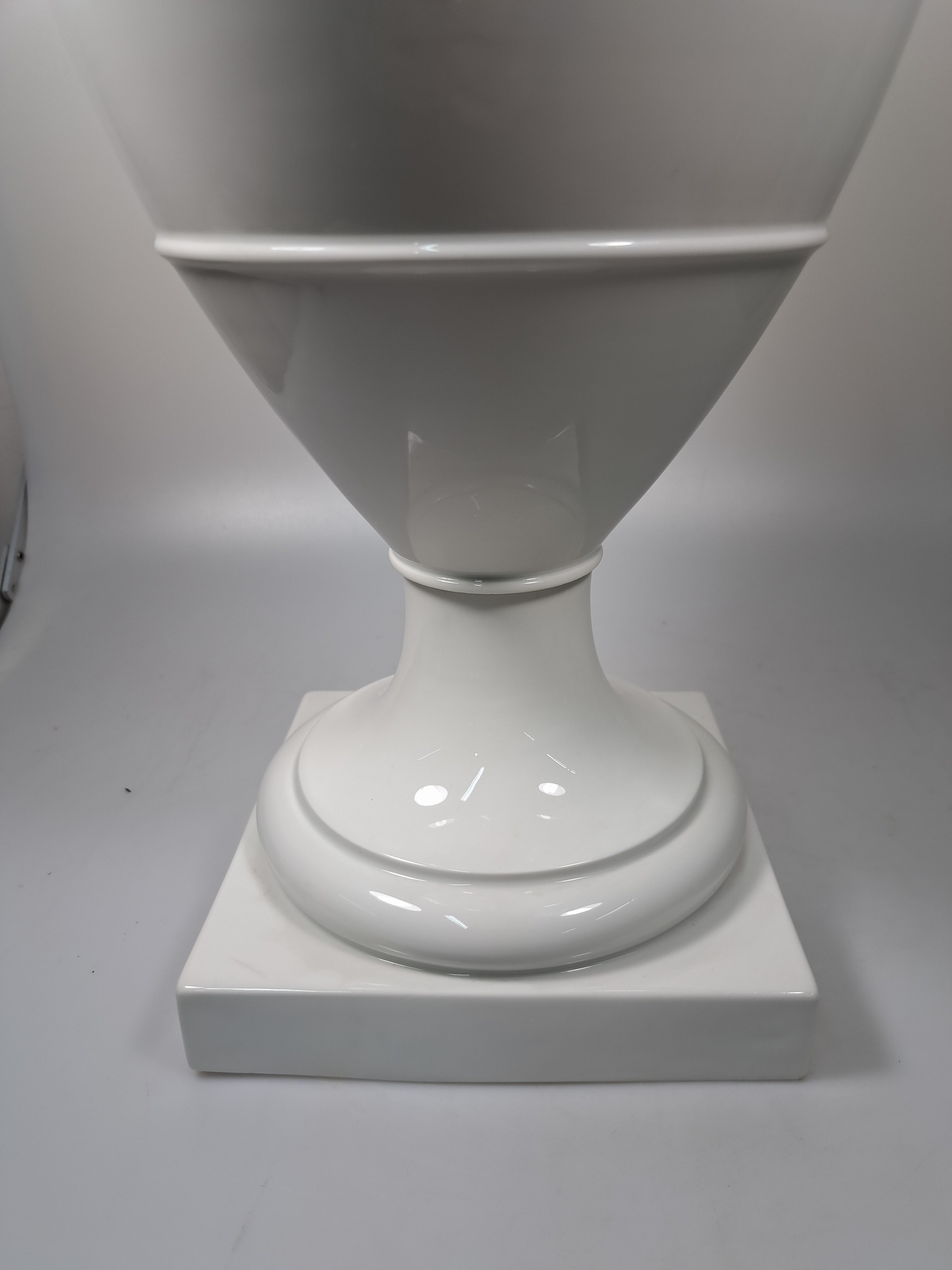 Detail h: Große Doppelhenkelvase, KPM Berlin, 20.Jh., Weißporzellan, Doppelhenkel in Form klassizistischer Greifen, H. 51 cm