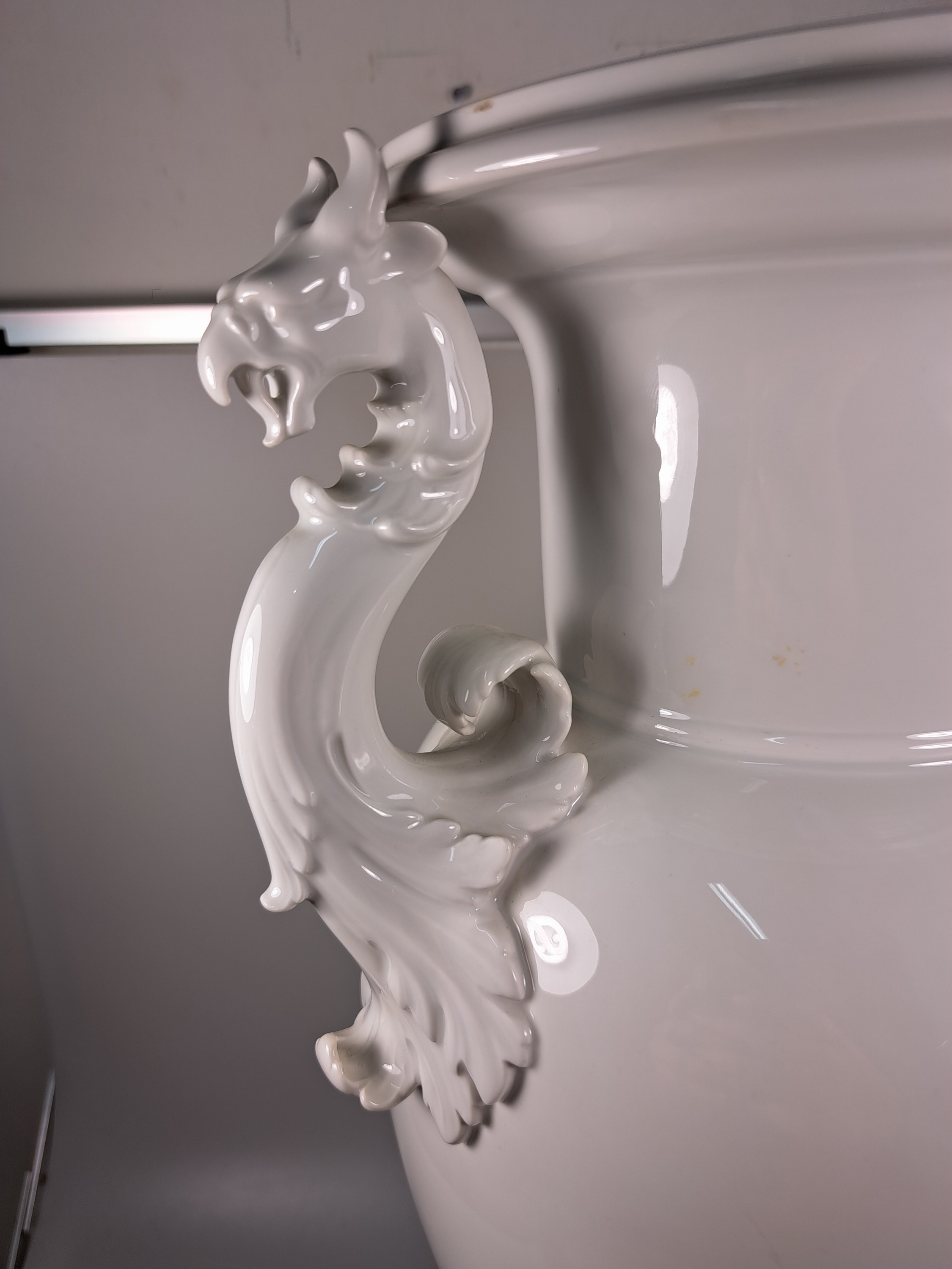 Detail i: Große Doppelhenkelvase, KPM Berlin, 20.Jh., Weißporzellan, Doppelhenkel in Form klassizistischer Greifen, H. 51 cm