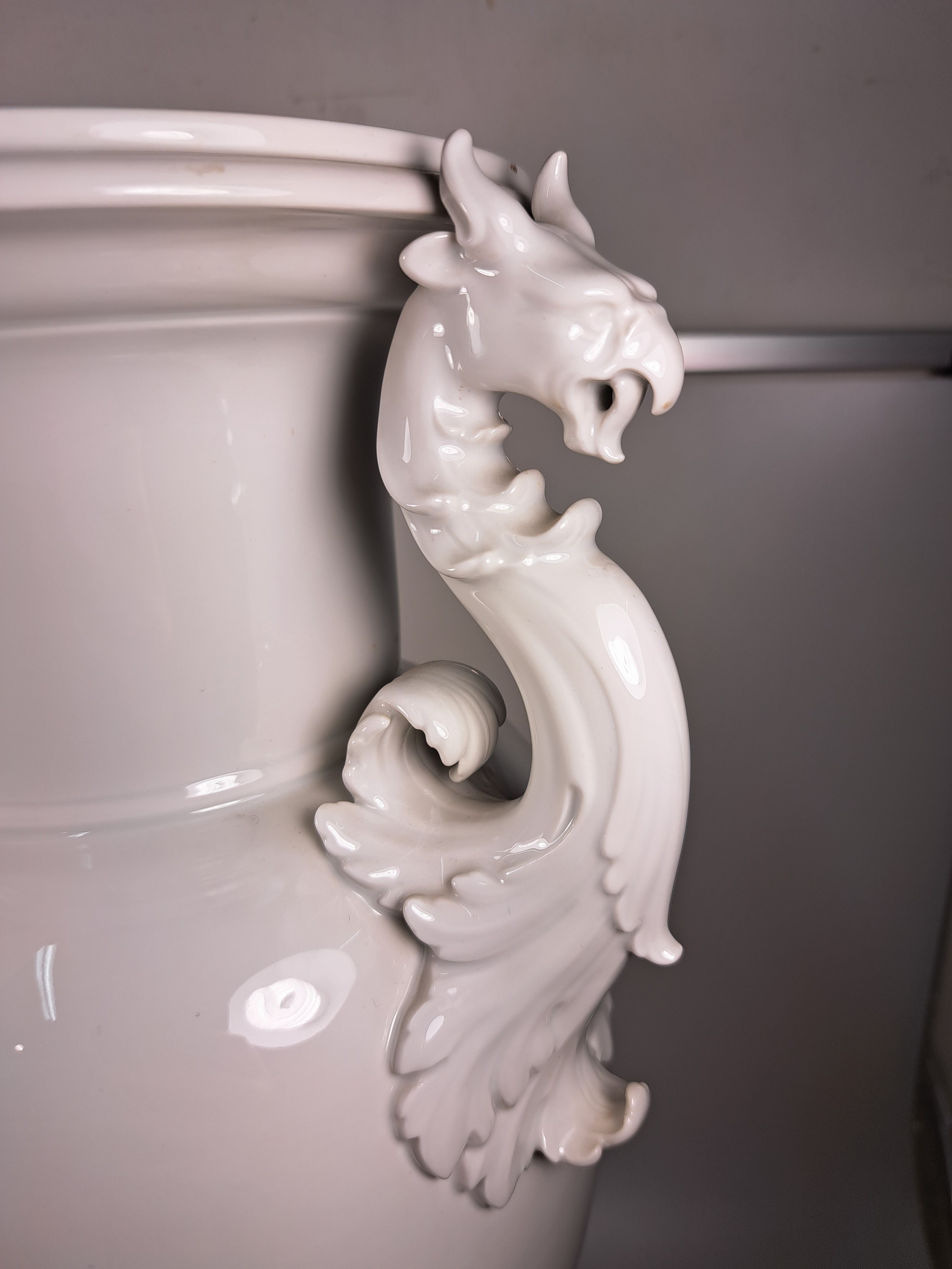 Detail j: Große Doppelhenkelvase, KPM Berlin, 20.Jh., Weißporzellan, Doppelhenkel in Form klassizistischer Greifen, H. 51 cm