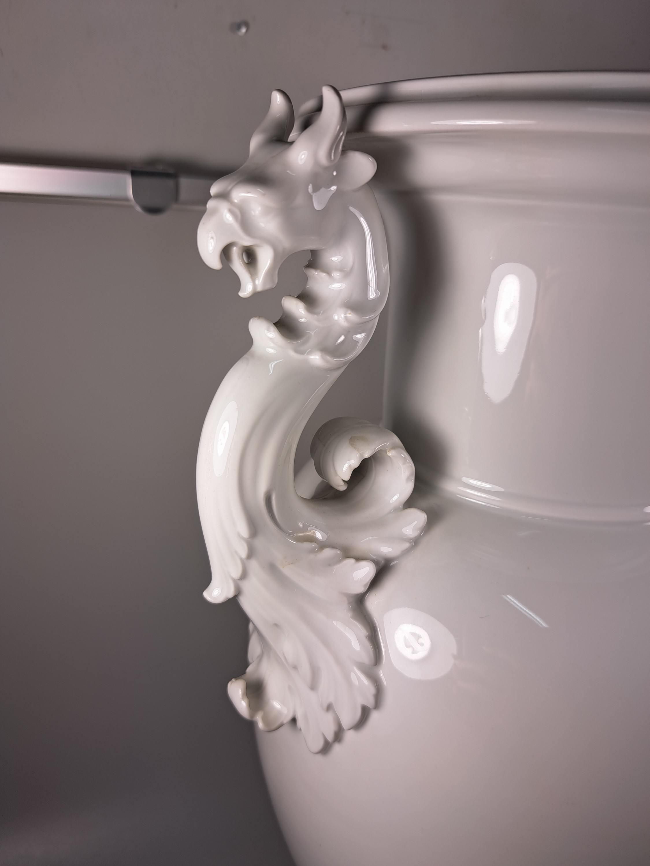 Detail k: Große Doppelhenkelvase, KPM Berlin, 20.Jh., Weißporzellan, Doppelhenkel in Form klassizistischer Greifen, H. 51 cm