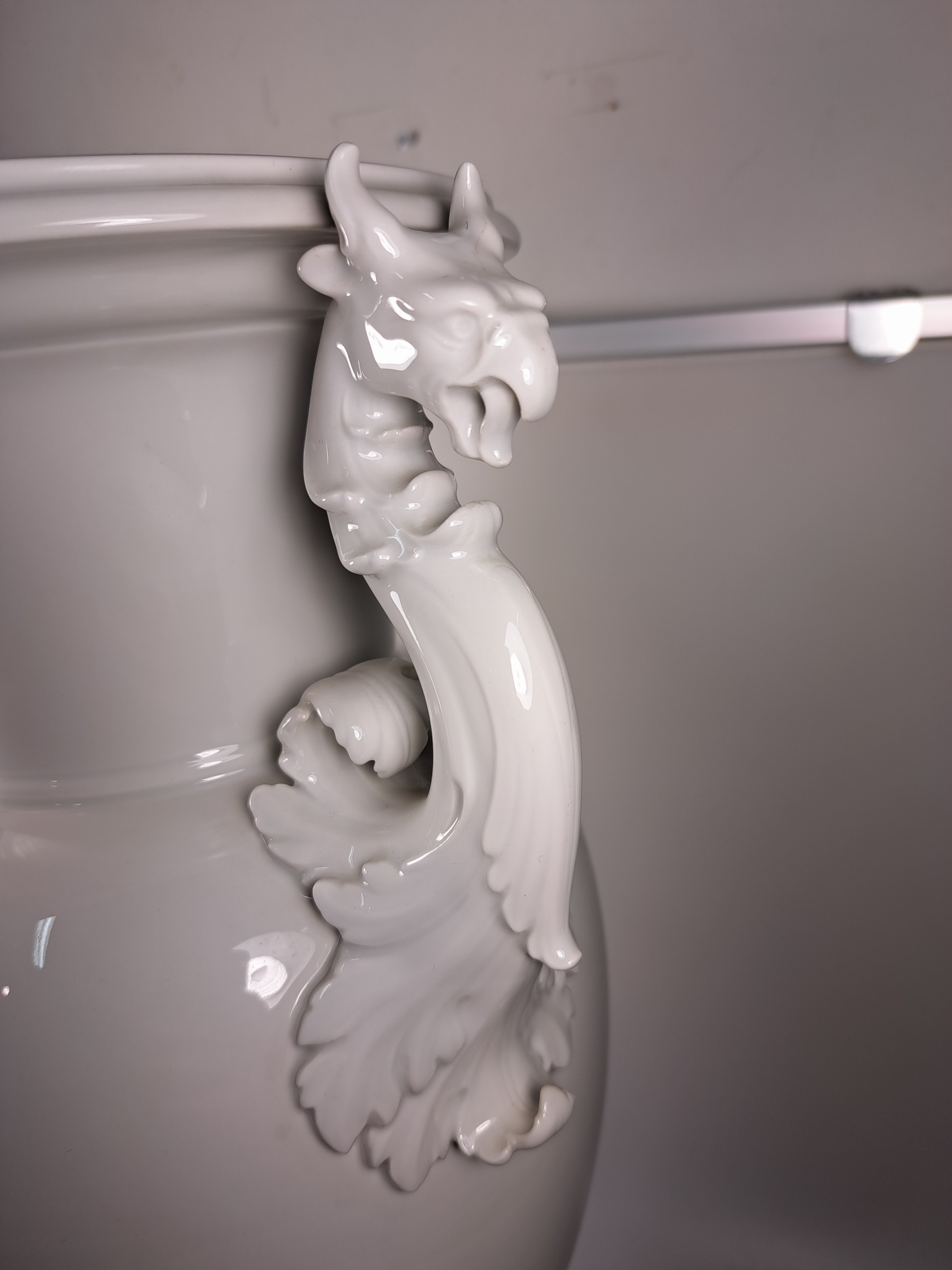Detail l: Große Doppelhenkelvase, KPM Berlin, 20.Jh., Weißporzellan, Doppelhenkel in Form klassizistischer Greifen, H. 51 cm