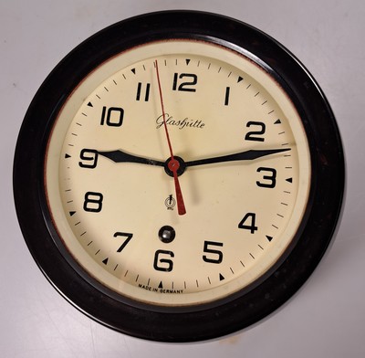 27008633a - Schiffsuhr, Marke Glashütte, Bakelitgehäuse, Glasdeckel (zu öffnen mit Uhrschlüssel, ...