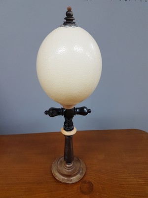 27008636a - Wunderkammerobjekt, Straußenei auf kreuzförmigem Ständer, 1. Viertel 20.Jh., ...