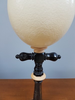 27008636b - Wunderkammerobjekt, Straußenei auf kreuzförmigem Ständer, 1. Viertel 20.Jh., ...