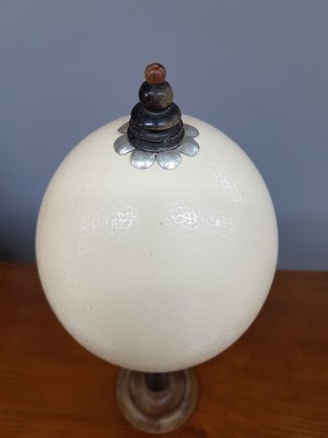 27008636c - Wunderkammerobjekt, Straußenei auf kreuzförmigem Ständer, 1. Viertel 20.Jh., ...