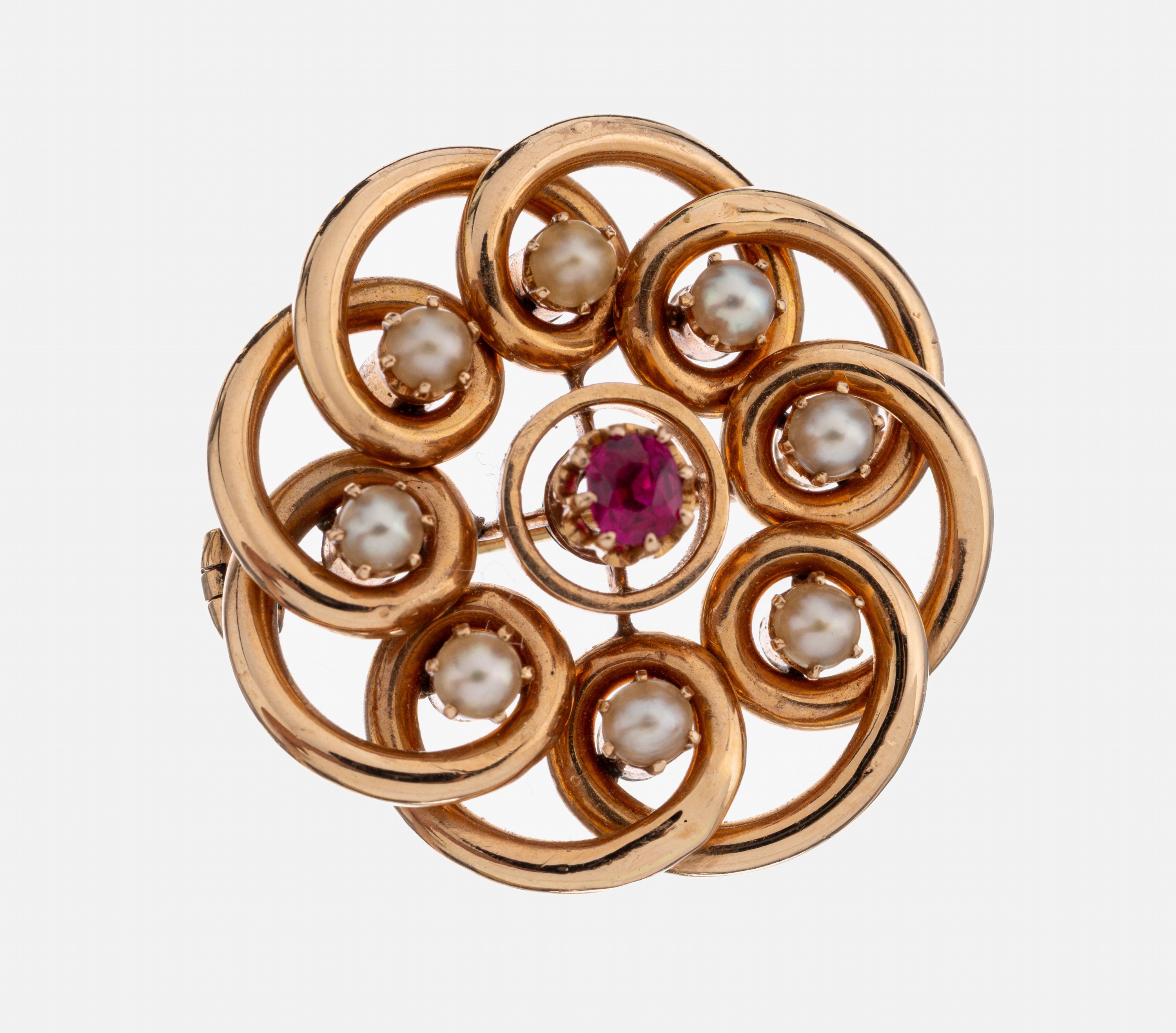 Image 27008819 - 14 kt Gold Rubin-Perl-Brosche, Rose G 585/000, um 1900, in sich gedrehte runde Form, ...