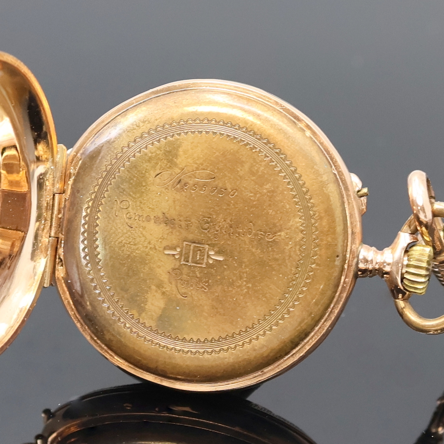 Detail b: Offene Damentaschenuhr in RoseG 585/000 mit vergoldeter Kette, Schweiz um 1900, grav. Geh. dell., Metallcuvette, Emailzifferbl. m. röm. Zahlen, ...