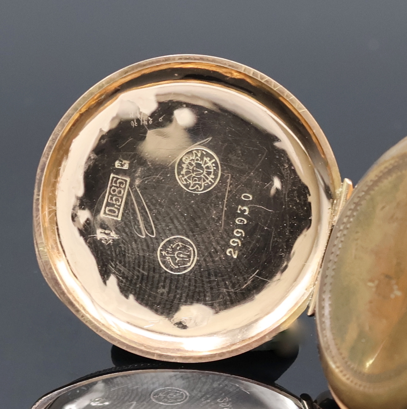 Detail c: Offene Damentaschenuhr in RoseG 585/000 mit vergoldeter Kette, Schweiz um 1900, grav. Geh. dell., Metallcuvette, Emailzifferbl. m. röm. Zahlen, ...