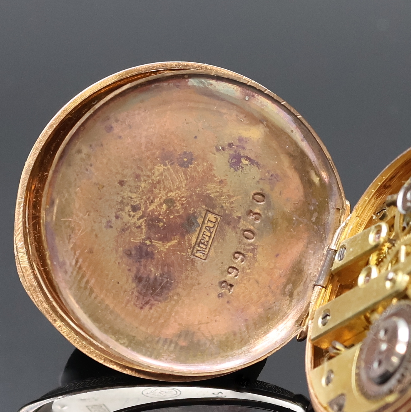 Detail d: Offene Damentaschenuhr in RoseG 585/000 mit vergoldeter Kette, Schweiz um 1900, grav. Geh. dell., Metallcuvette, Emailzifferbl. m. röm. Zahlen, ...