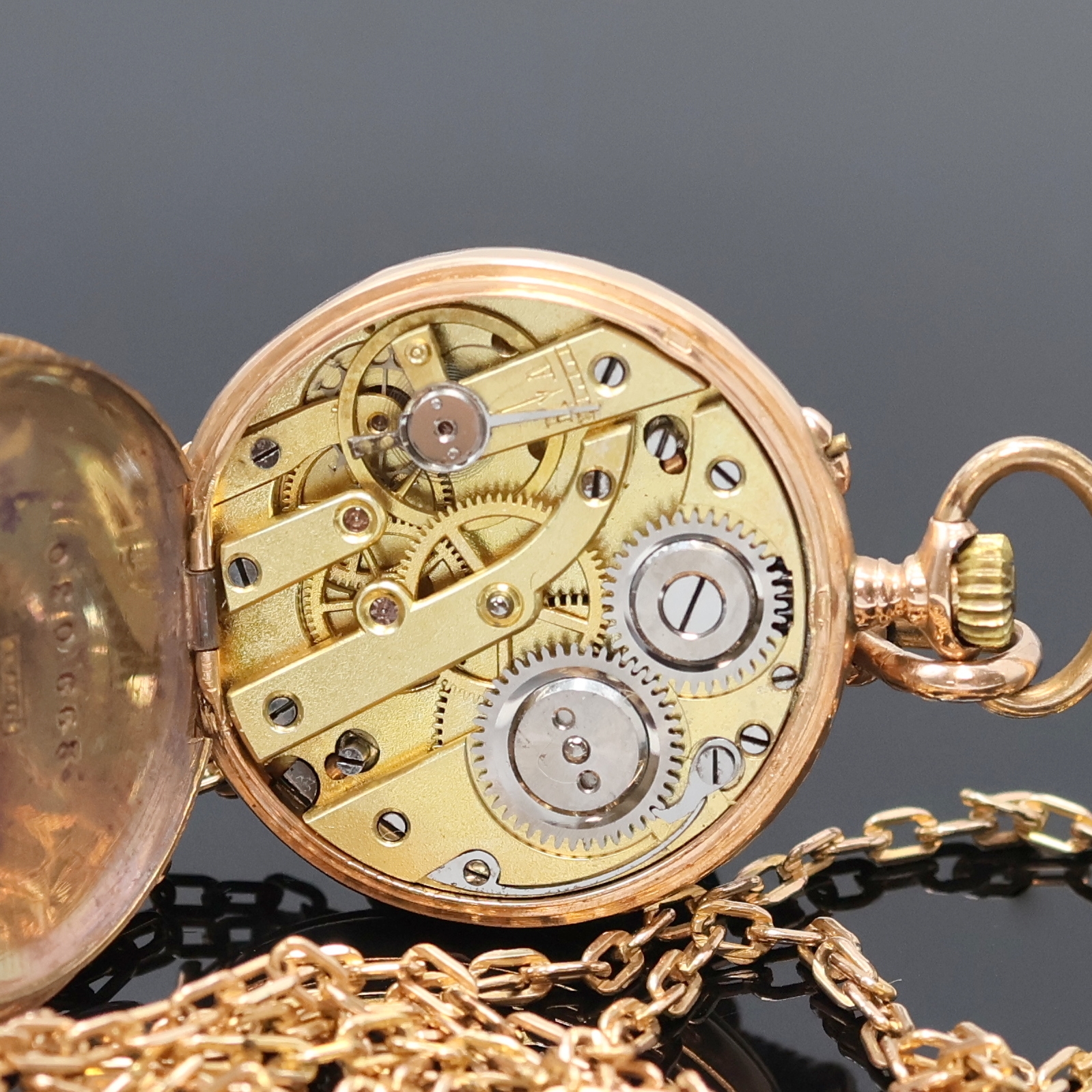 Detail e: Offene Damentaschenuhr in RoseG 585/000 mit vergoldeter Kette, Schweiz um 1900, grav. Geh. dell., Metallcuvette, Emailzifferbl. m. röm. Zahlen, ...