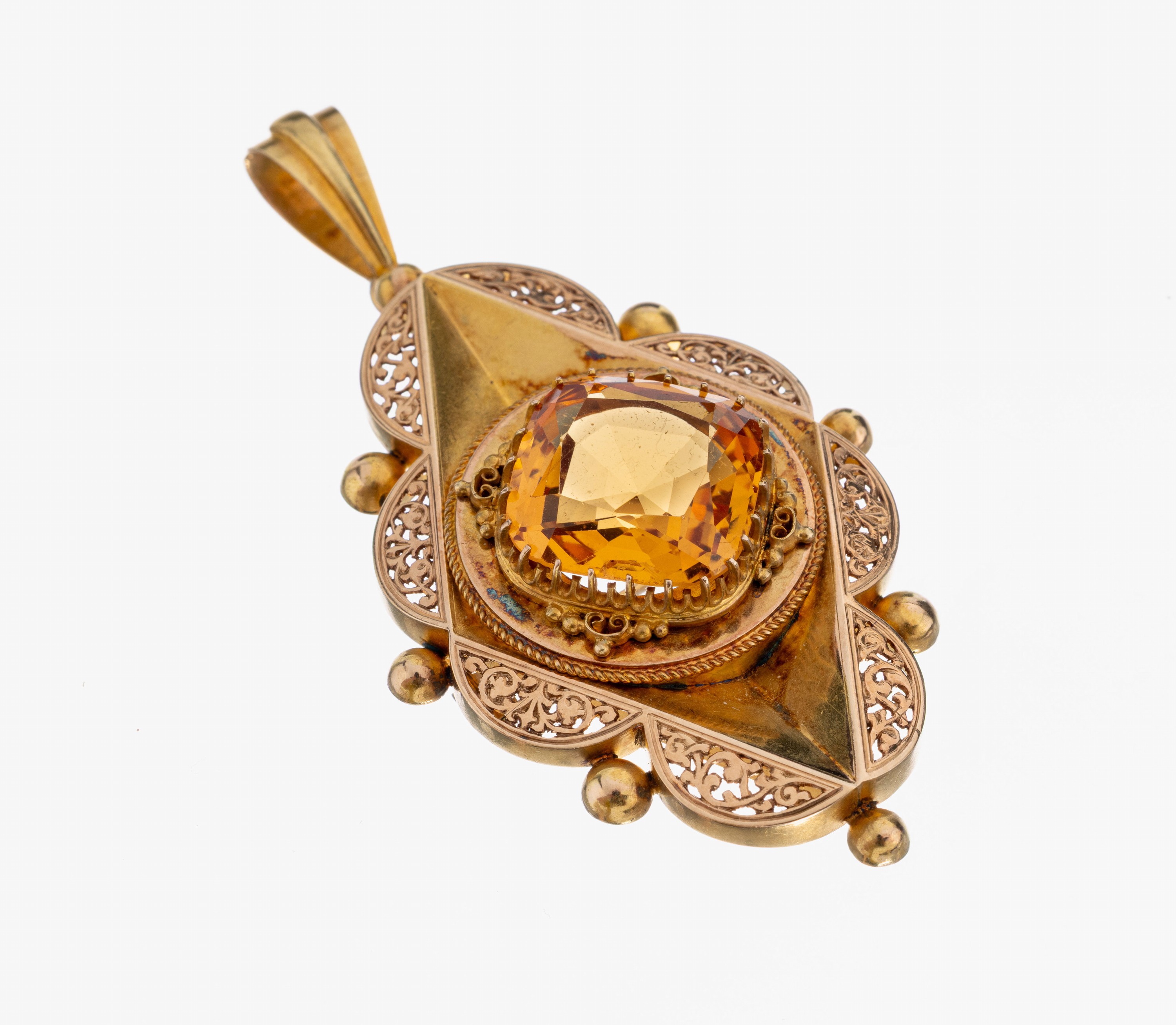 Image 27008948 - 18 kt Gold Citrin-Anhänger, um 1880, GG 750/000 gepr., grav. und Granulatbesatz, ...