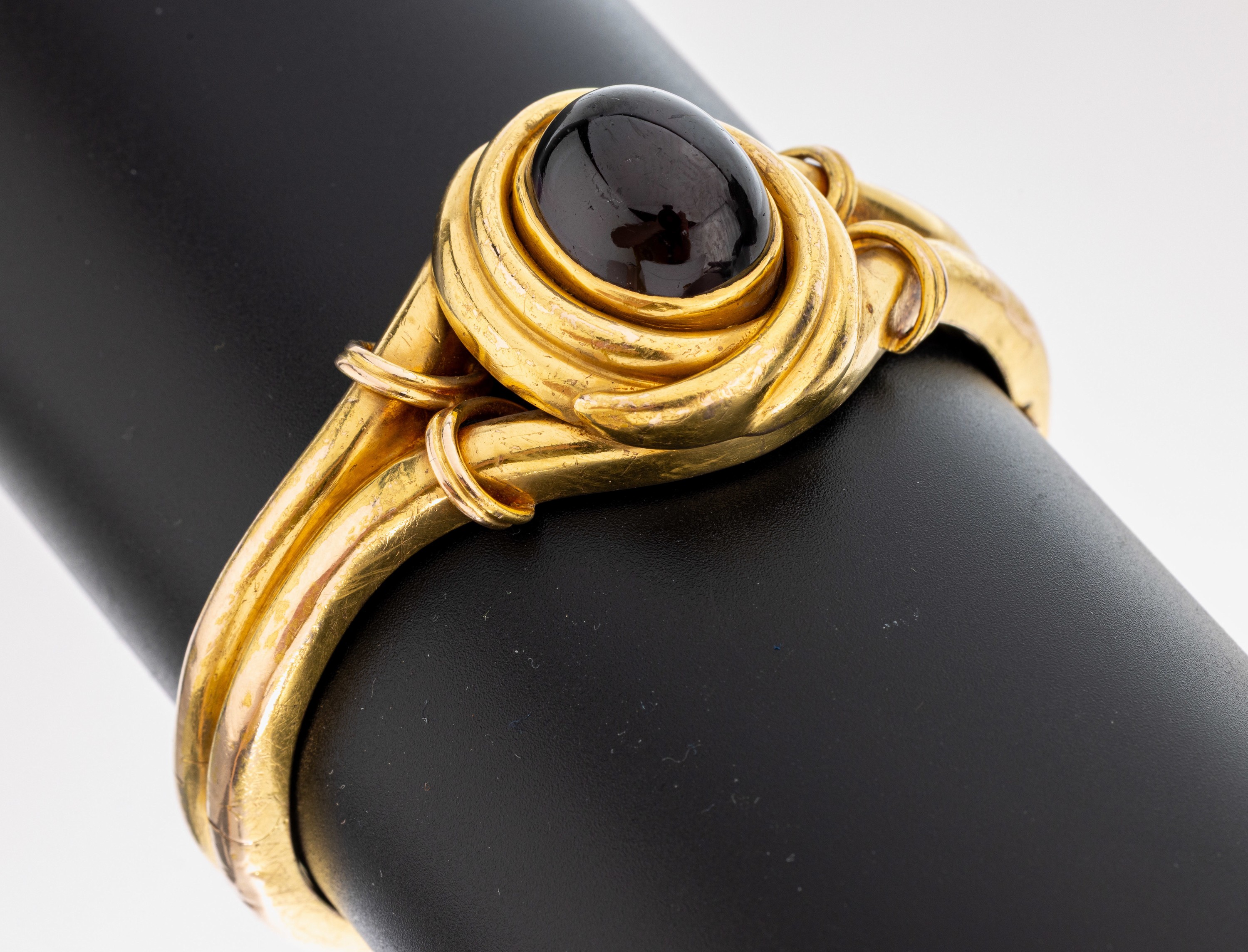 Image 27009130 - 18 kt Gold Granat Armreif, um 1880, GG 750/000, mittig Granatcabochon, rücks. urspr. ...