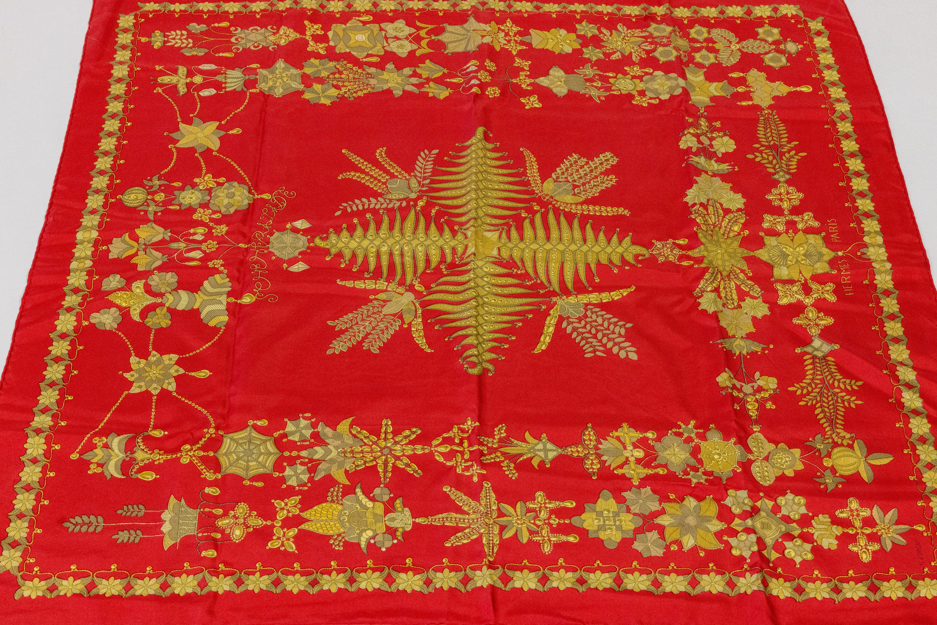 Image 27009304 - HERMES Carree, Henri P´Origny, 1966, Sherazade, rotgrundig mit goldfarb. Emblemen, ...