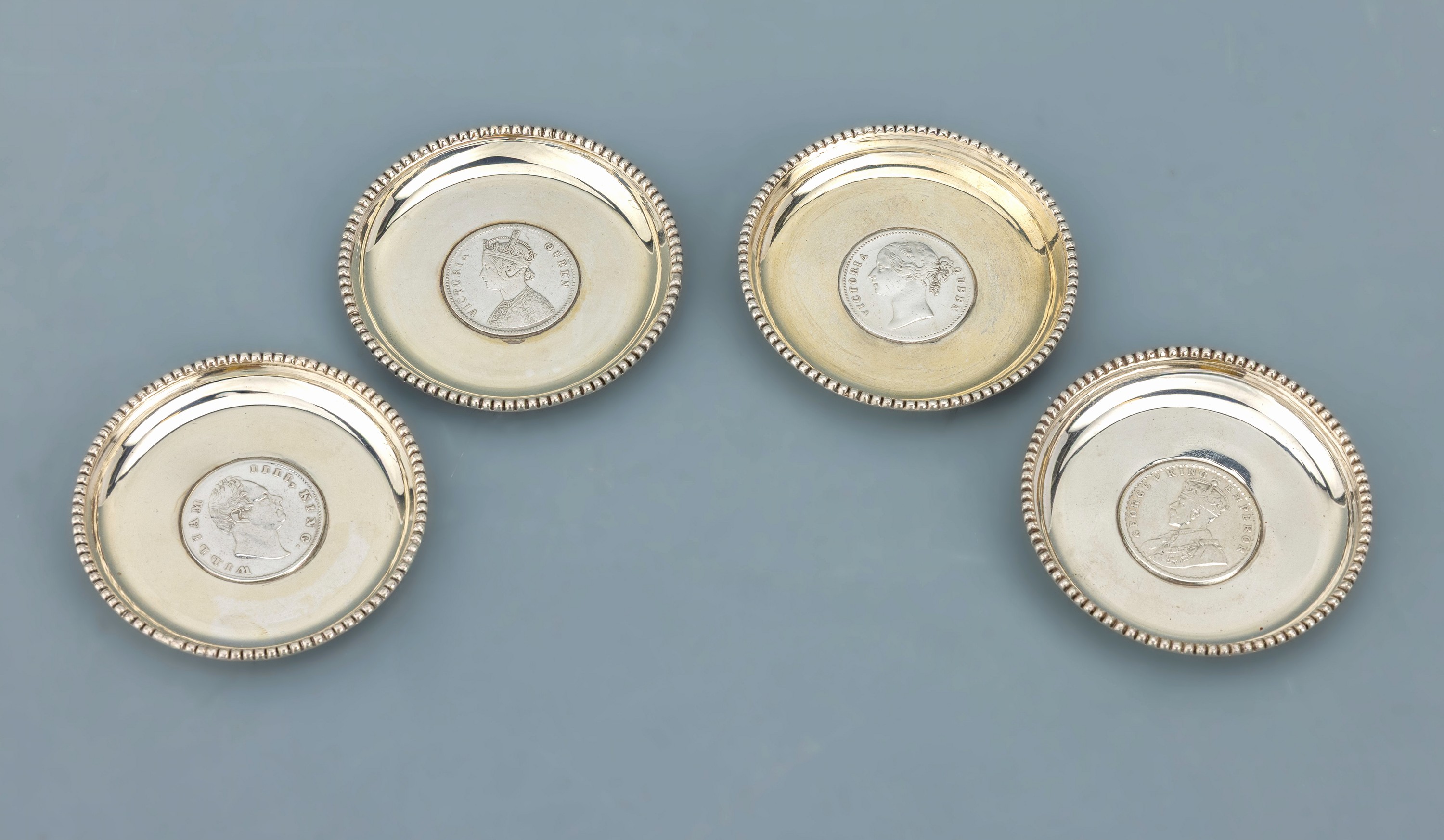 Image 27009305 - 4 Münzteller, Silber, jew. mit eingelassener indischer Rupie, 1862 und 1840 Viktoria, ...