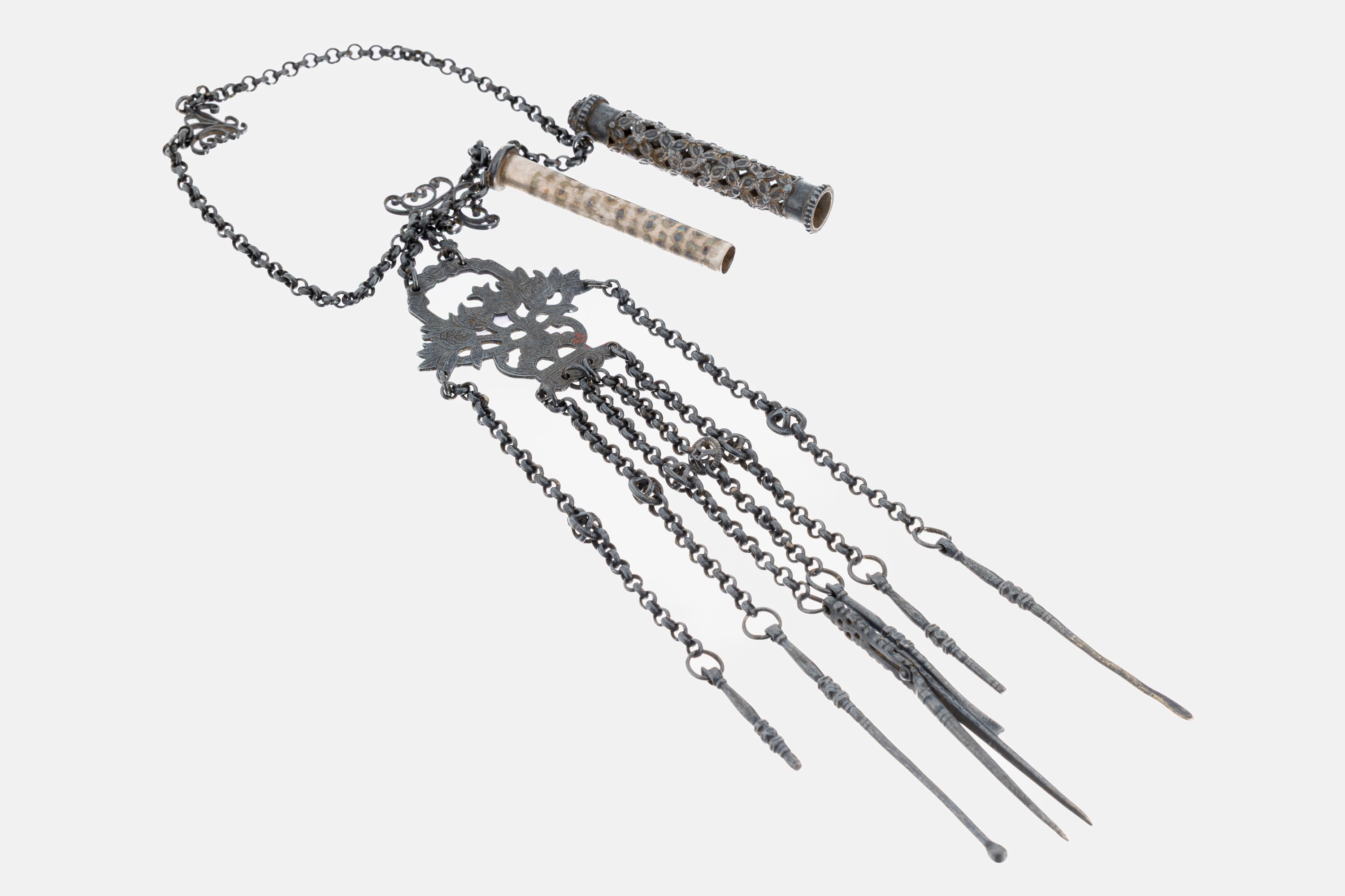 Image 27009307 - Grooming set, China um 1900, Silber gepr., mittig Blumenkorb mit 6 Abhängungen mit ...