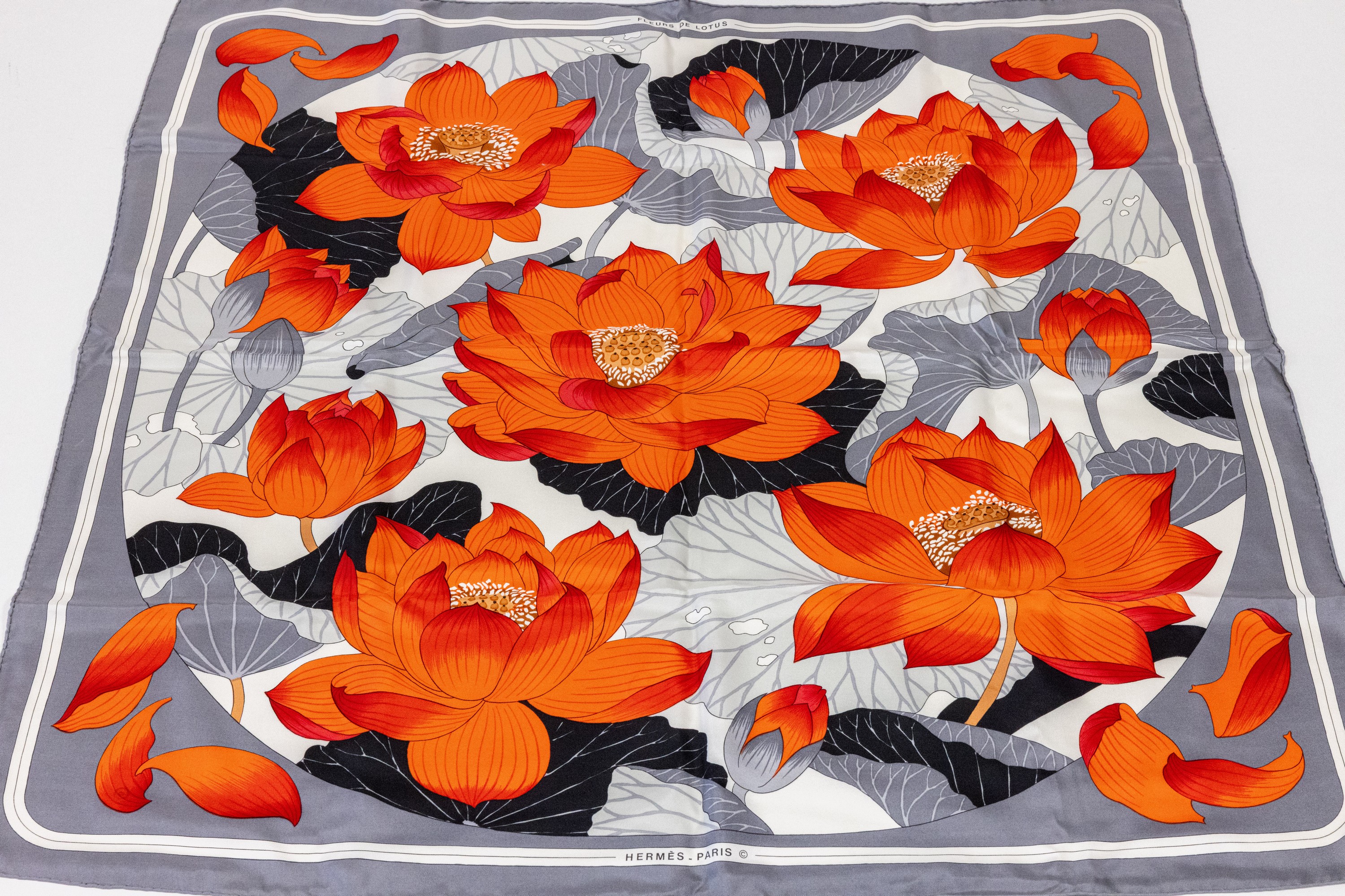 Image 27009312 - HERMES Carree Fleur de Lotus, 100 % Seide, Entwurf Christiane Vauzelles 1961, ...