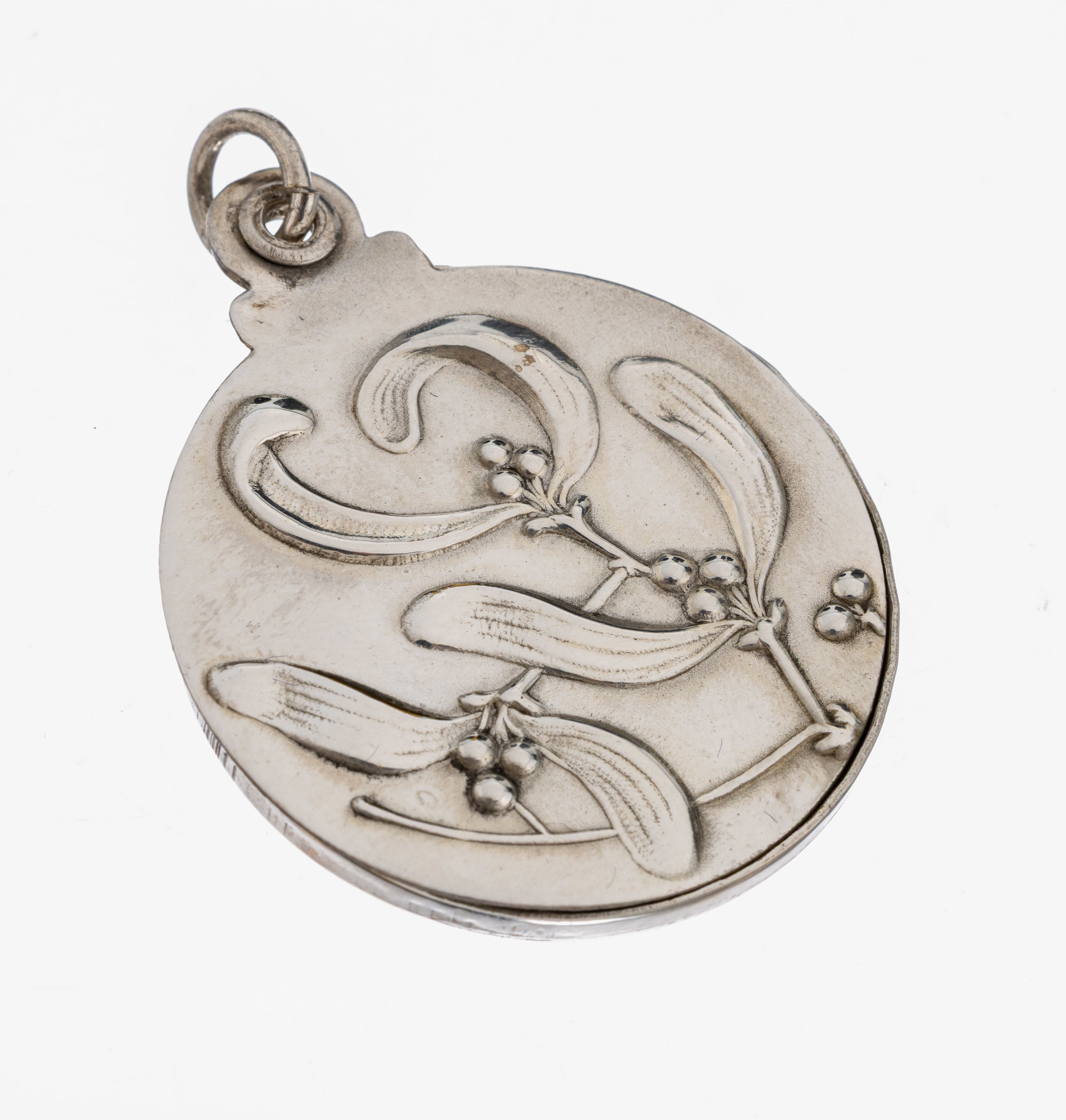 Image 27009318 - Jugendstil Medaillon, Frankreich um 1900, Metall versilbert, Misteldekor, D. ca. 3 cm