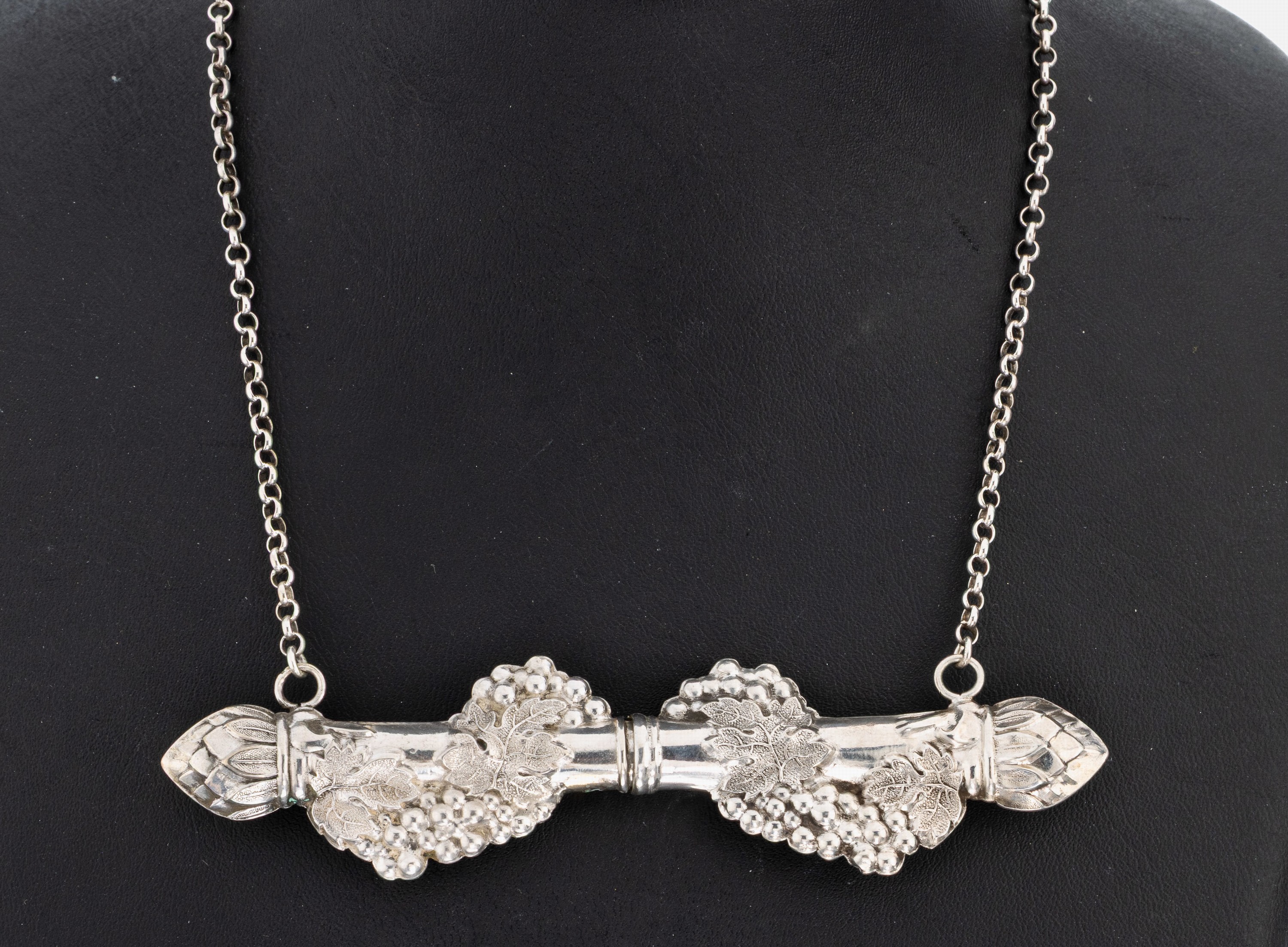 Image 27009319 - Nadelbehälter, deutsch Mitte 19.Jh., Silber, Weintrauben- und Weinlaubdekor, Enden mit ...