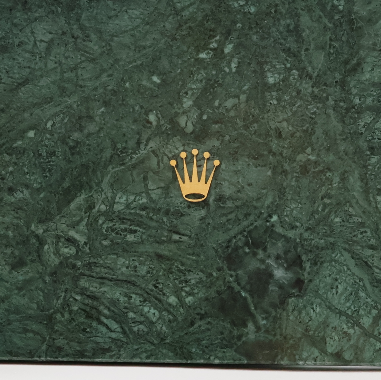 Detail a: ROLEX Display aus grünem Marmor, Schweiz, M. ca. 5 x 30 x 20 cm, Gew. ca. 2270g, in gebrauchsfähigem Zustand