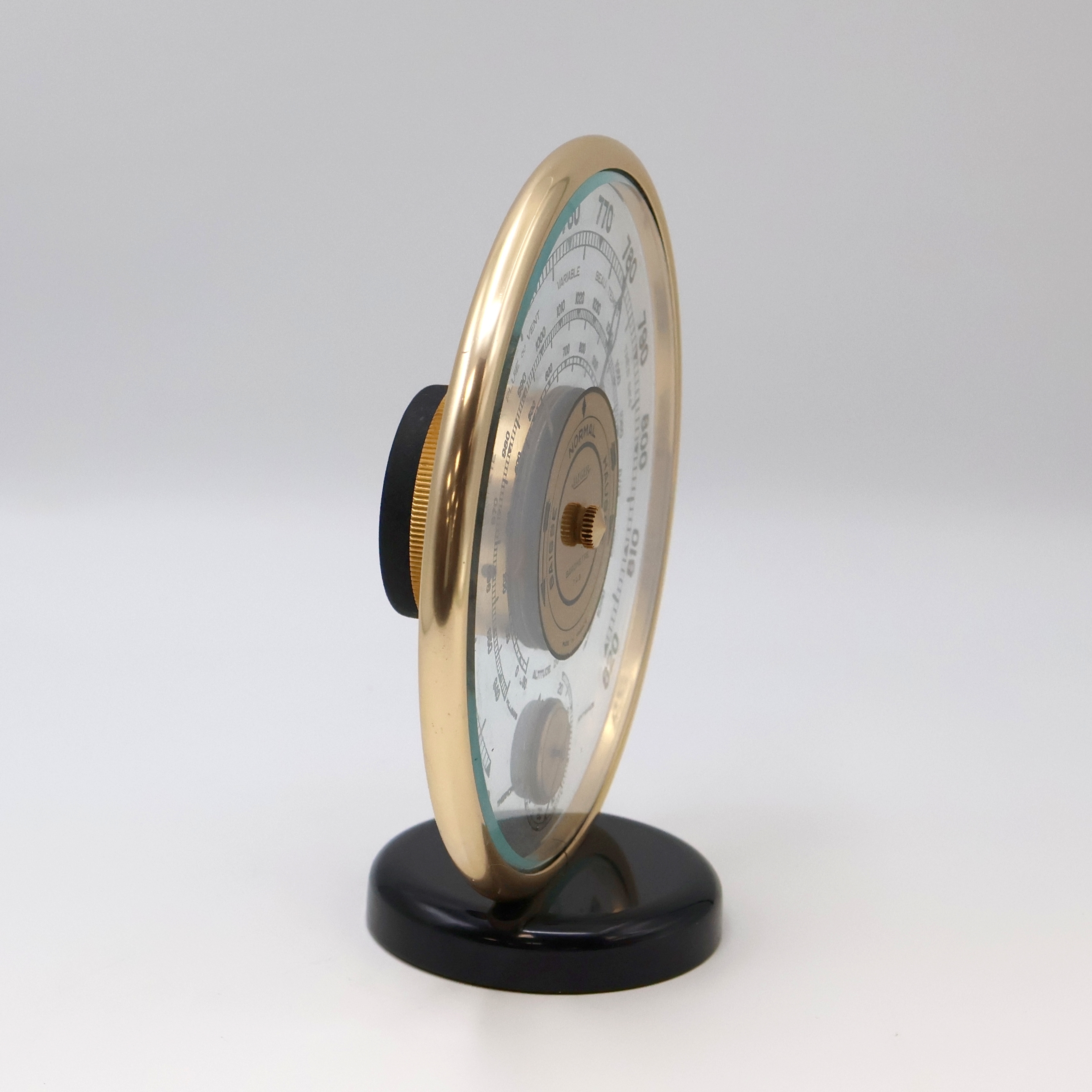 Detail b: JAEGER Wetterstation mit Glaszifferblatt, Frankreich um 1940, blass-gold eloxierter Aluminium-Rahmen, beids. facett-vergl. Barometer- u. ...