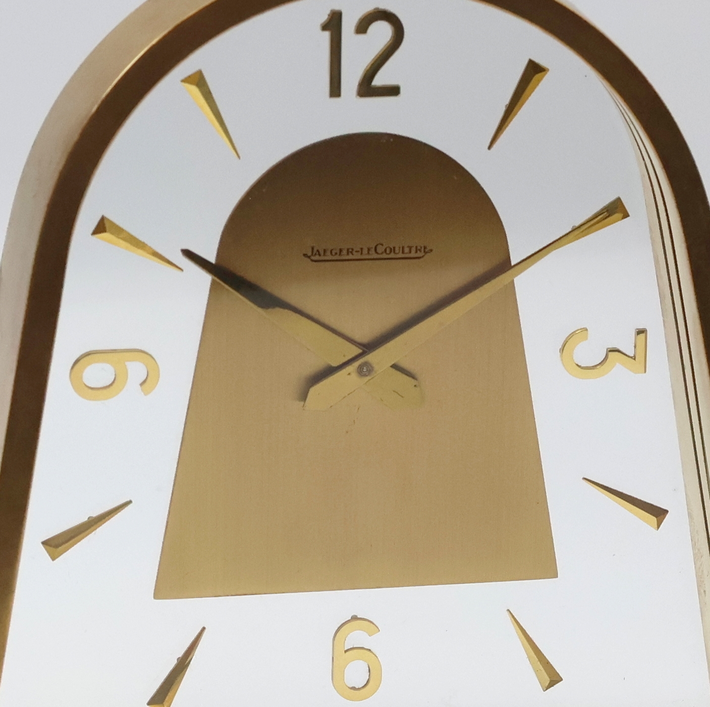 Detail a: Jaeger-LeCoultre Tischuhr, Schweiz um 1965, Handaufzug, verg. Geh., Glas-Zifferbl. m. gold. Std.-Ind. u. arab. Zahlen, gold. Zeiger, Aufzug sowie ...
