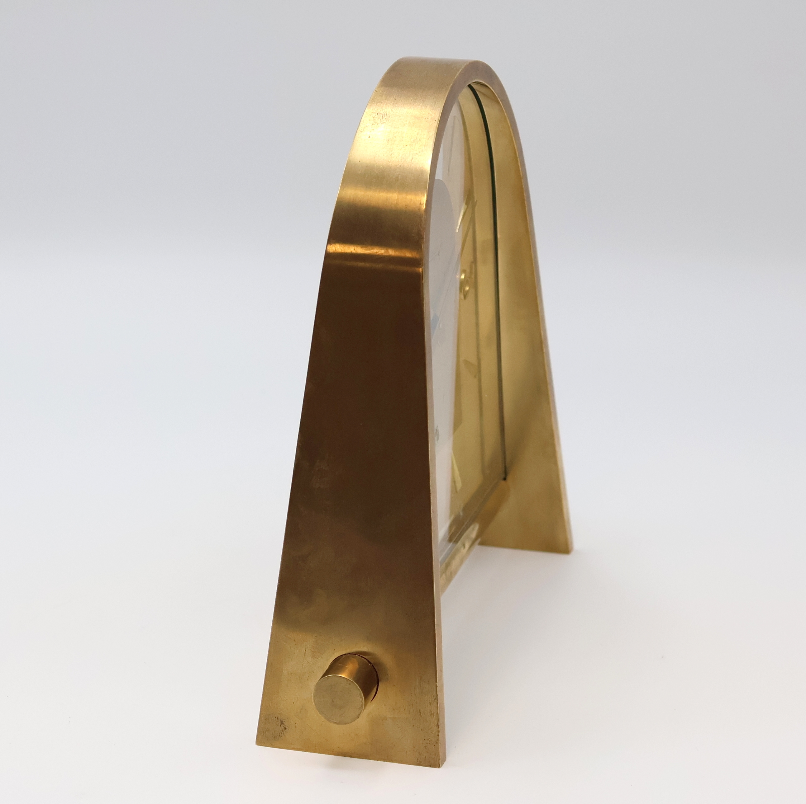 Detail b: Jaeger-LeCoultre Tischuhr, Schweiz um 1965, Handaufzug, verg. Geh., Glas-Zifferbl. m. gold. Std.-Ind. u. arab. Zahlen, gold. Zeiger, Aufzug sowie ...