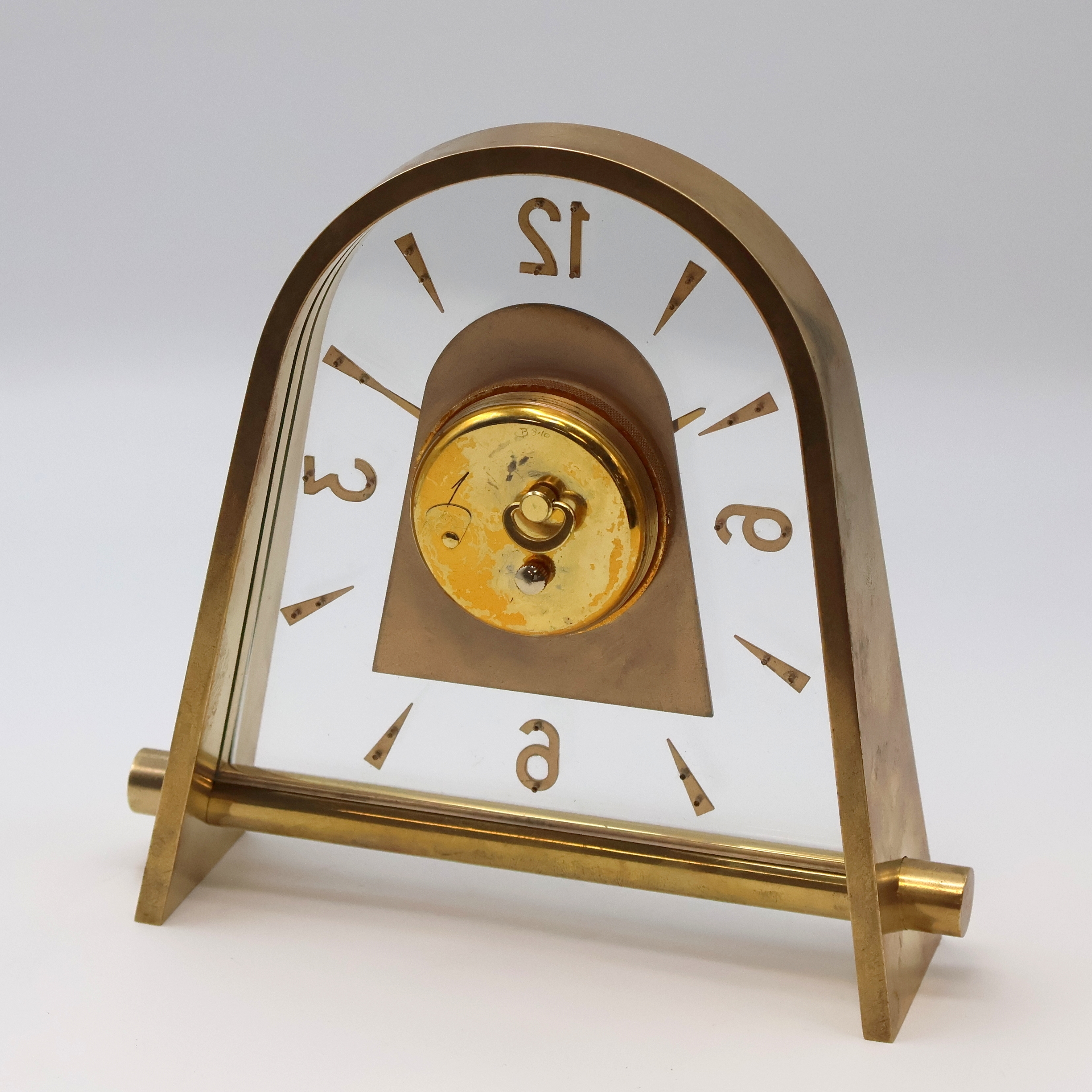 Detail c: Jaeger-LeCoultre Tischuhr, Schweiz um 1965, Handaufzug, verg. Geh., Glas-Zifferbl. m. gold. Std.-Ind. u. arab. Zahlen, gold. Zeiger, Aufzug sowie ...