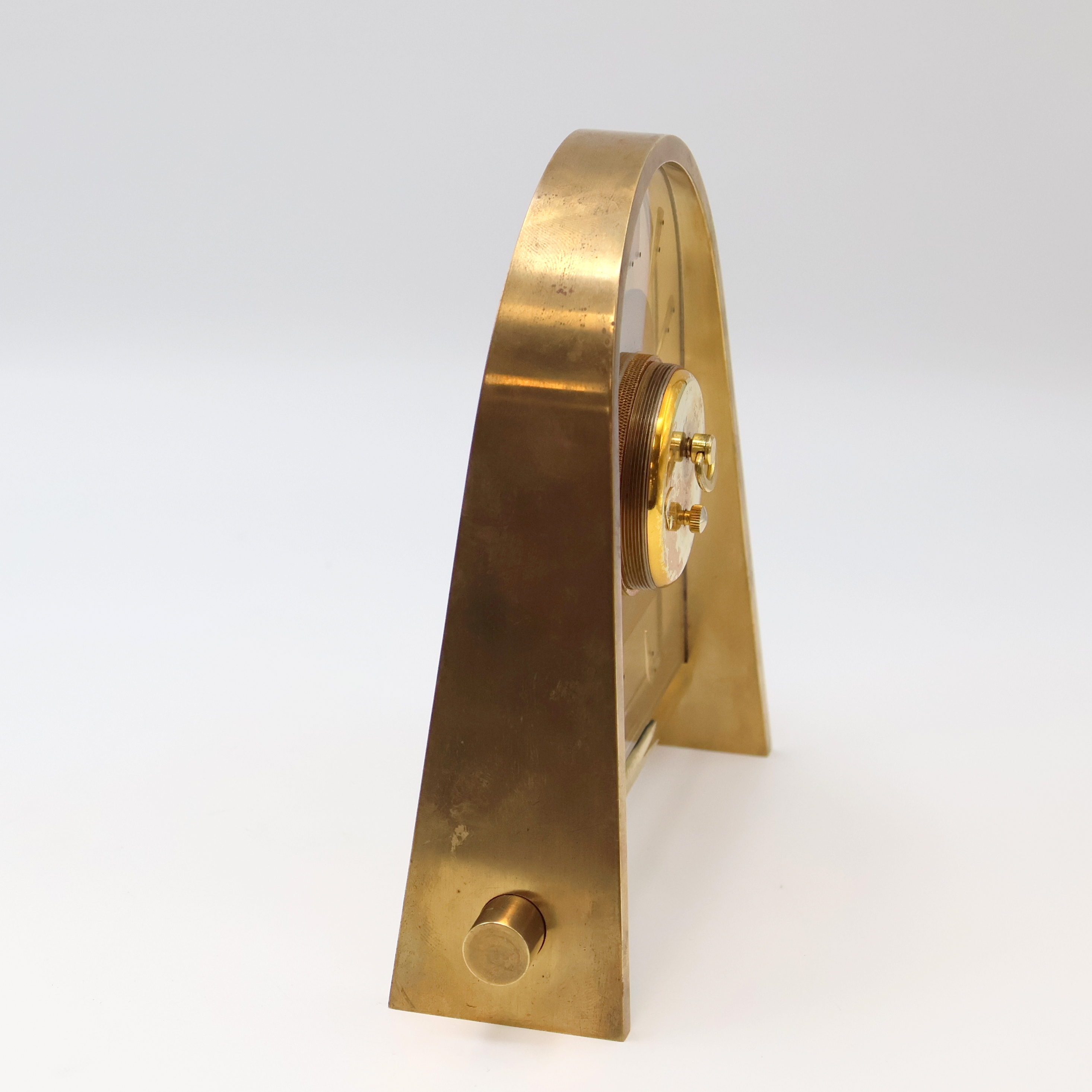 Detail d: Jaeger-LeCoultre Tischuhr, Schweiz um 1965, Handaufzug, verg. Geh., Glas-Zifferbl. m. gold. Std.-Ind. u. arab. Zahlen, gold. Zeiger, Aufzug sowie ...