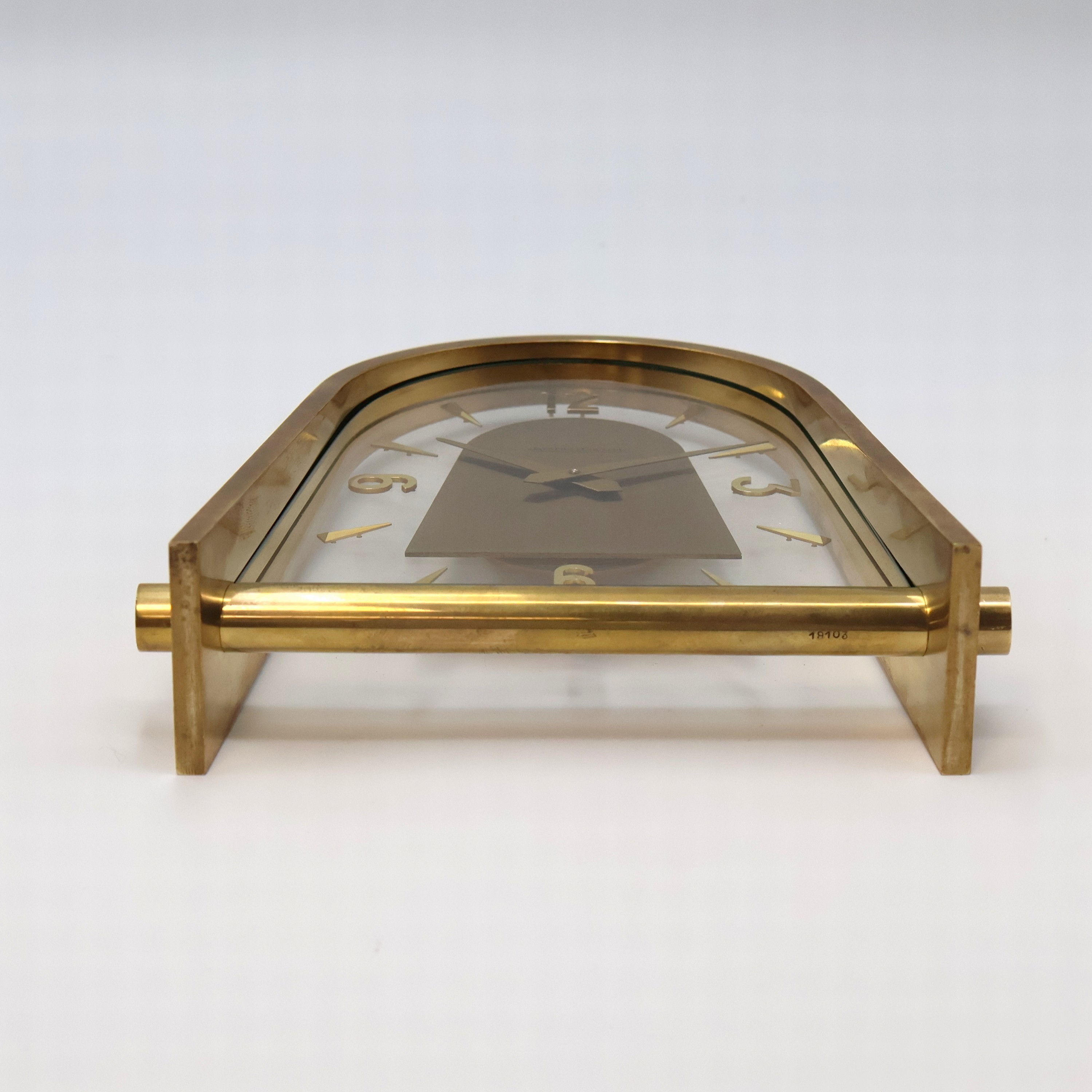 Detail e: Jaeger-LeCoultre Tischuhr, Schweiz um 1965, Handaufzug, verg. Geh., Glas-Zifferbl. m. gold. Std.-Ind. u. arab. Zahlen, gold. Zeiger, Aufzug sowie ...